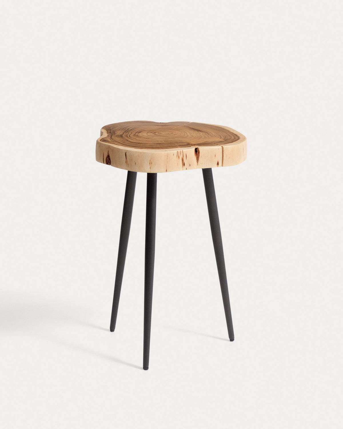 Beistelltisch Tanive aus massivem Akazienholz mit gebleichtem Finish und schwarzen Stahlbeinen Ø 35 cm in Natur, Schwarz präsentiert im Onlineshop von KAQTU Design AG. Beistelltisch ist von Kave Home