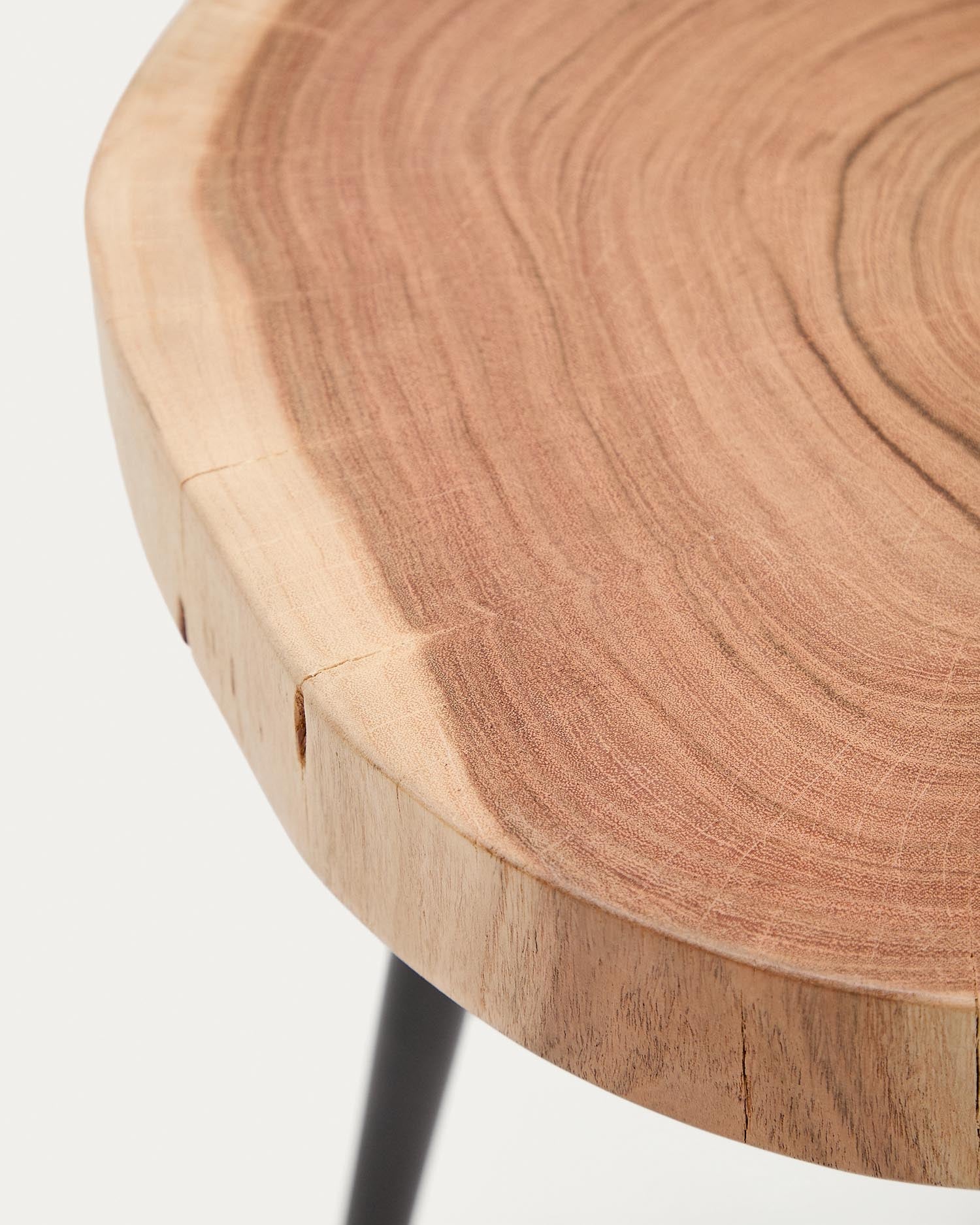 Beistelltisch Tanive aus massivem Akazienholz mit gebleichtem Finish und schwarzen Stahlbeinen Ø 35 cm in Natur präsentiert im Onlineshop von KAQTU Design AG. Beistelltisch ist von Kave Home