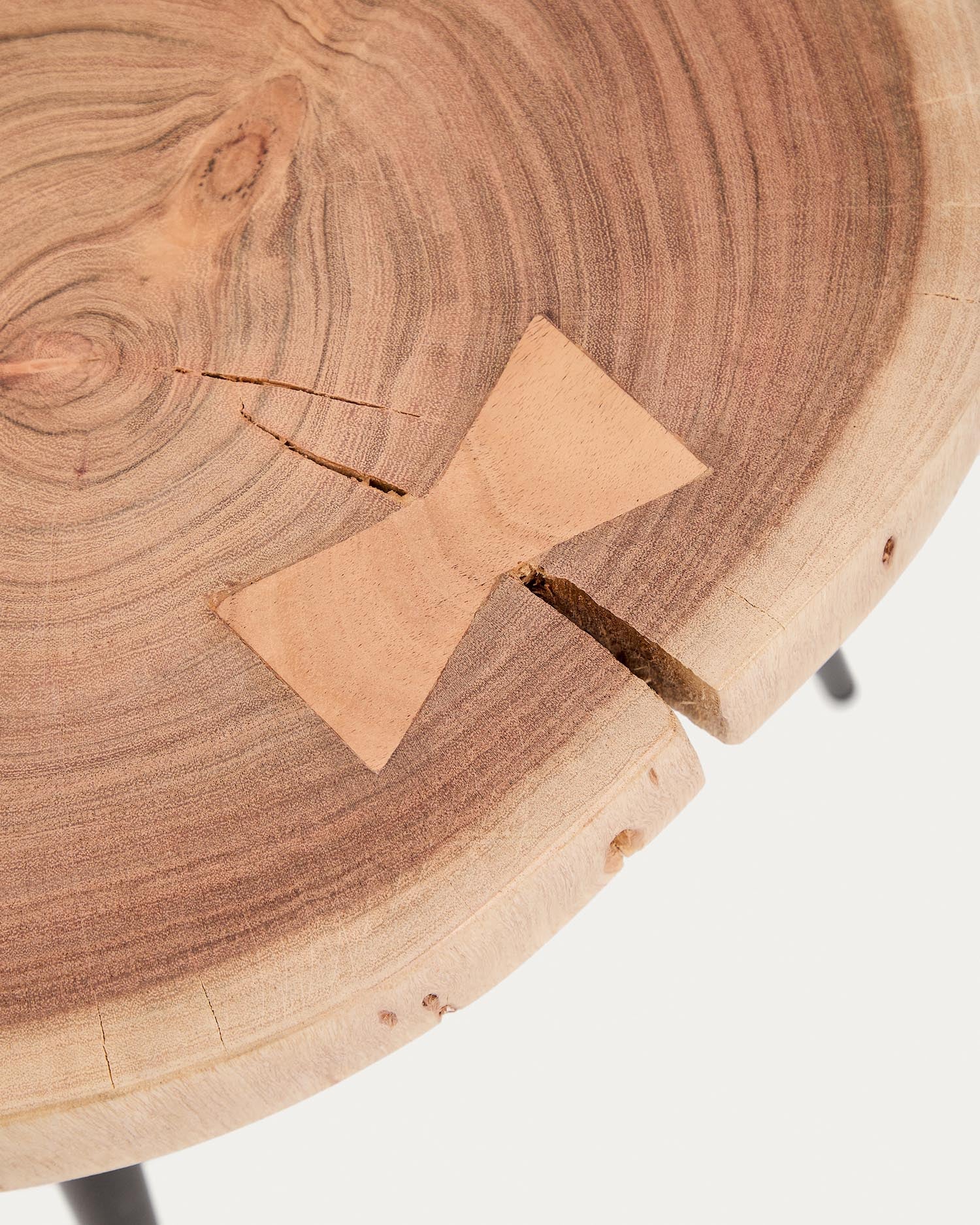 Beistelltisch Tanive aus massivem Akazienholz mit gebleichtem Finish und schwarzen Stahlbeinen Ø 35 cm in Natur präsentiert im Onlineshop von KAQTU Design AG. Beistelltisch ist von Kave Home