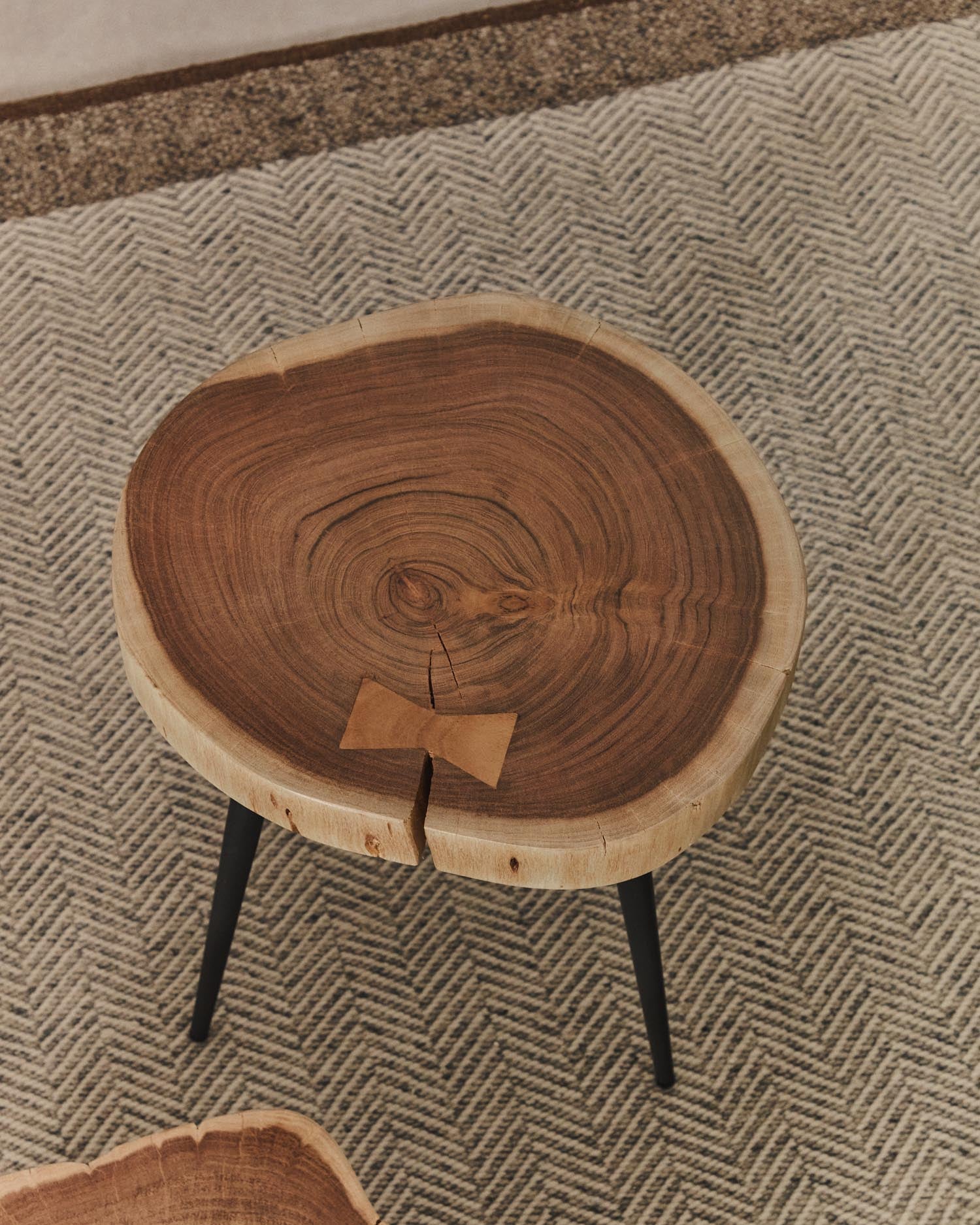 Beistelltisch Tanive aus massivem Akazienholz mit gebleichtem Finish und schwarzen Stahlbeinen Ø 35 cm in Natur präsentiert im Onlineshop von KAQTU Design AG. Beistelltisch ist von Kave Home