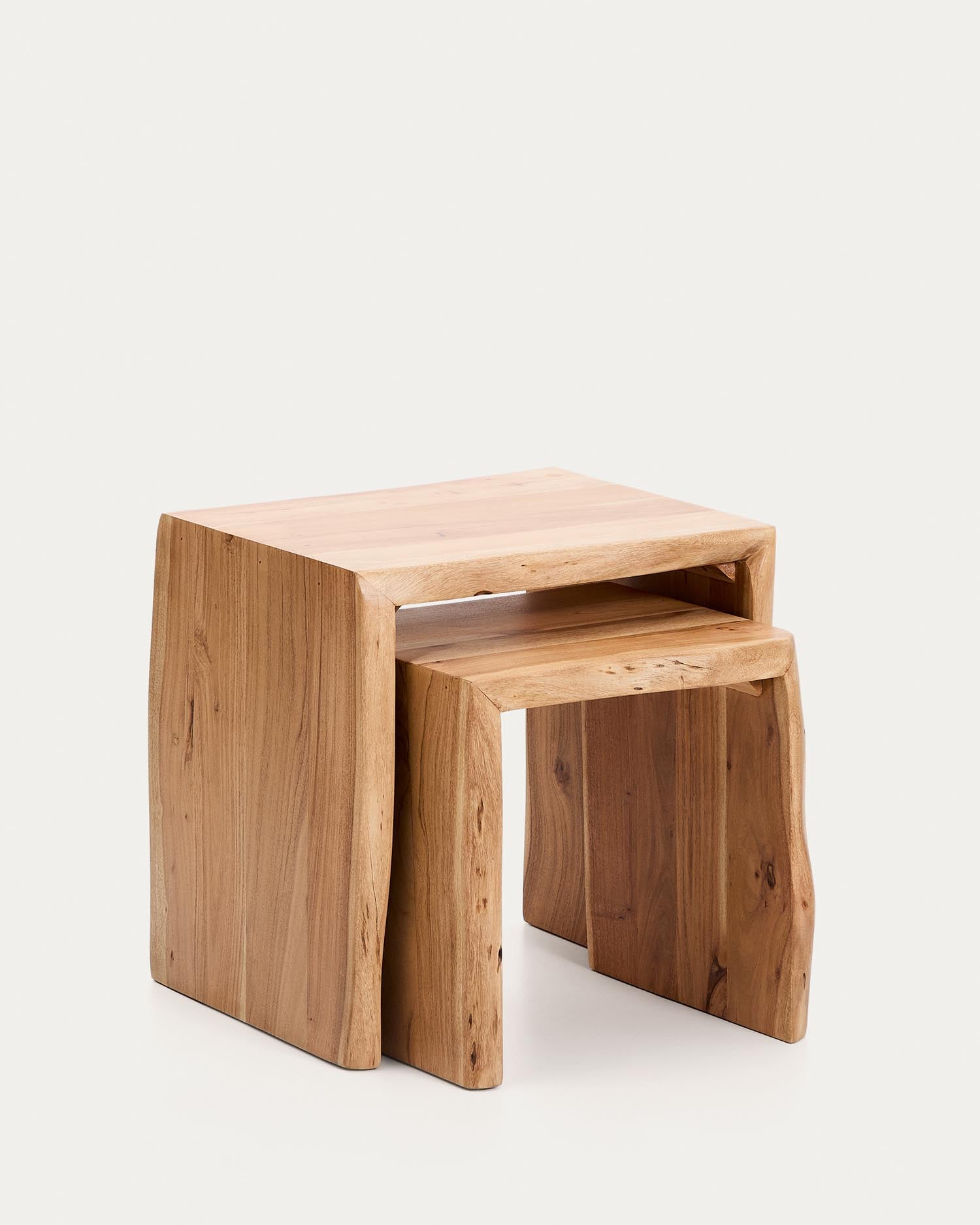 2er-Set Beistelltische Lomiri aus massivem Akazienholz mit gebleichtem Finish 50 x 42 cm / 34 x 42 cm in Natur präsentiert im Onlineshop von KAQTU Design AG. Beistelltisch ist von Kave Home