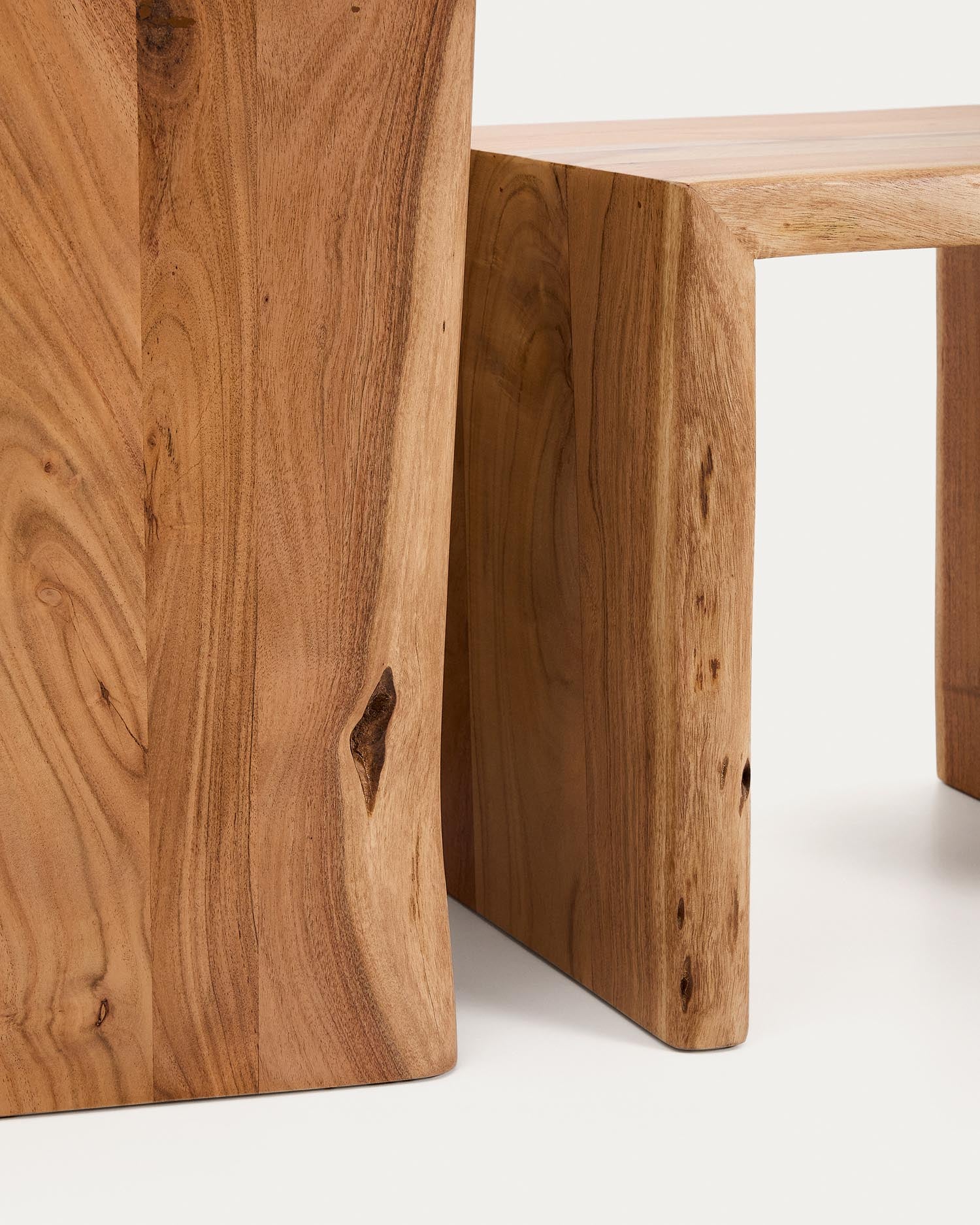 2er-Set Beistelltische Lomiri aus massivem Akazienholz mit gebleichtem Finish 50 x 42 cm / 34 x 42 cm in Natur präsentiert im Onlineshop von KAQTU Design AG. Beistelltisch ist von Kave Home