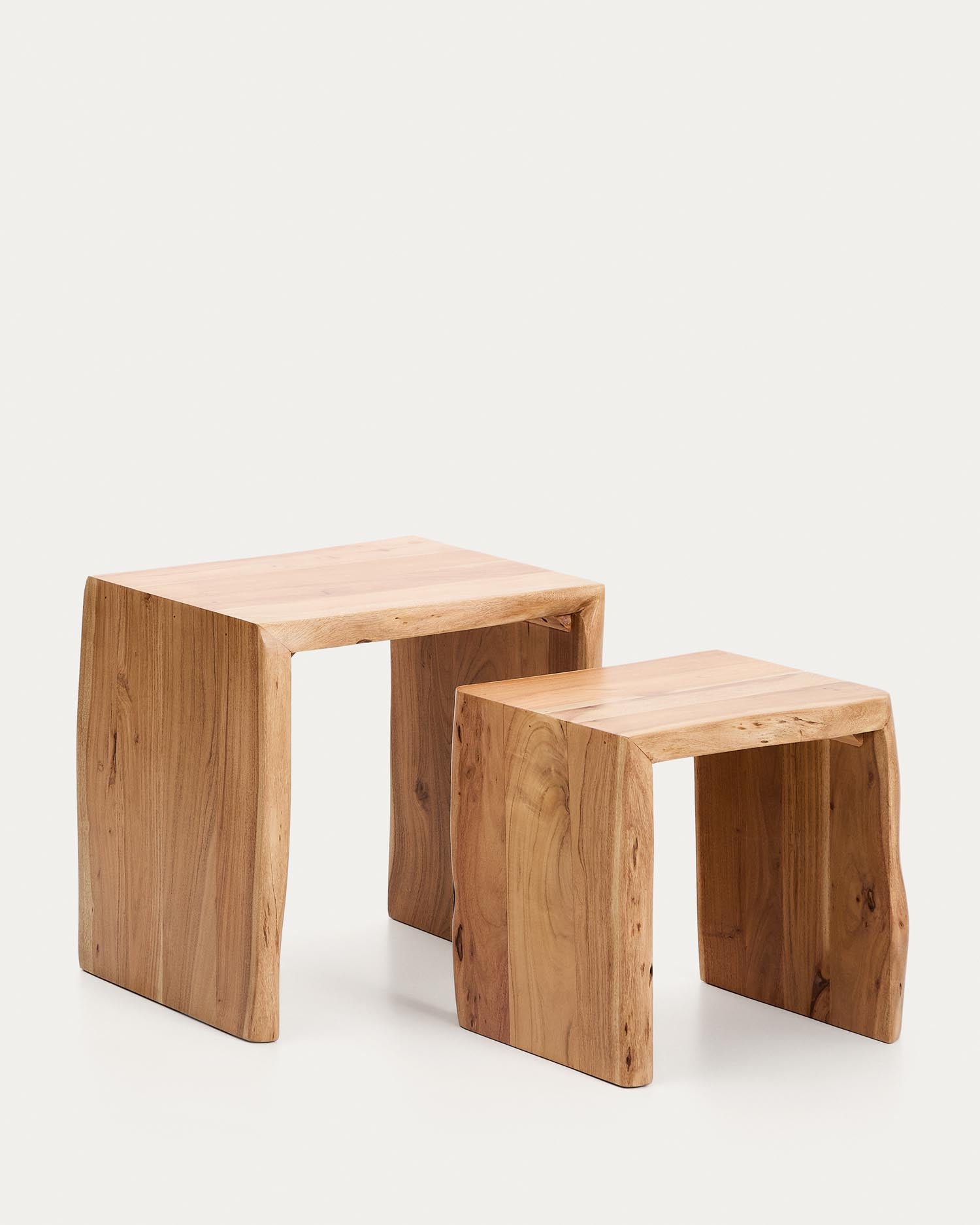 2er-Set Beistelltische Lomiri aus massivem Akazienholz mit gebleichtem Finish 50 x 42 cm / 34 x 42 cm in Natur präsentiert im Onlineshop von KAQTU Design AG. Beistelltisch ist von Kave Home