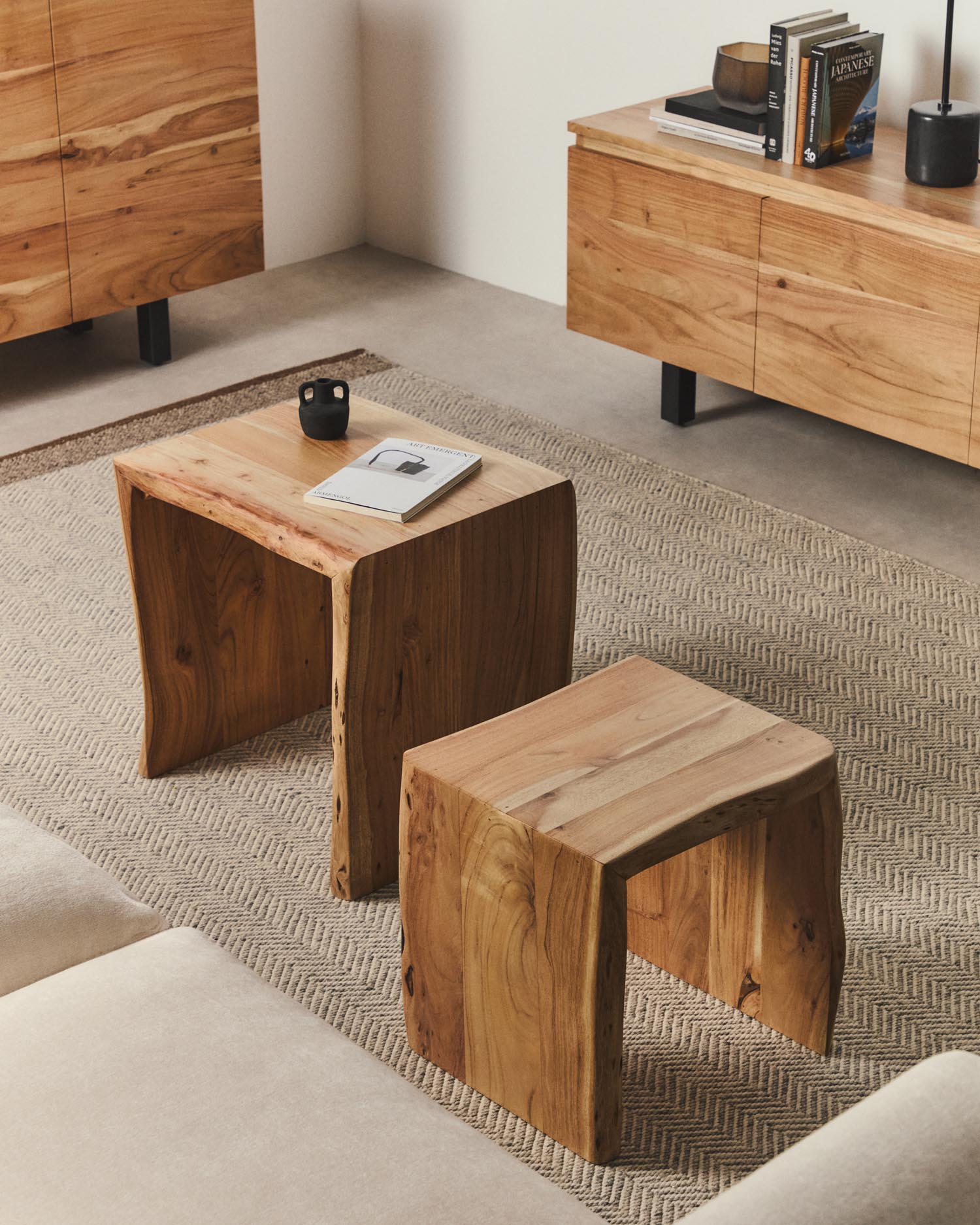 2er-Set Beistelltische Lomiri aus massivem Akazienholz mit gebleichtem Finish 50 x 42 cm / 34 x 42 cm in Natur präsentiert im Onlineshop von KAQTU Design AG. Beistelltisch ist von Kave Home