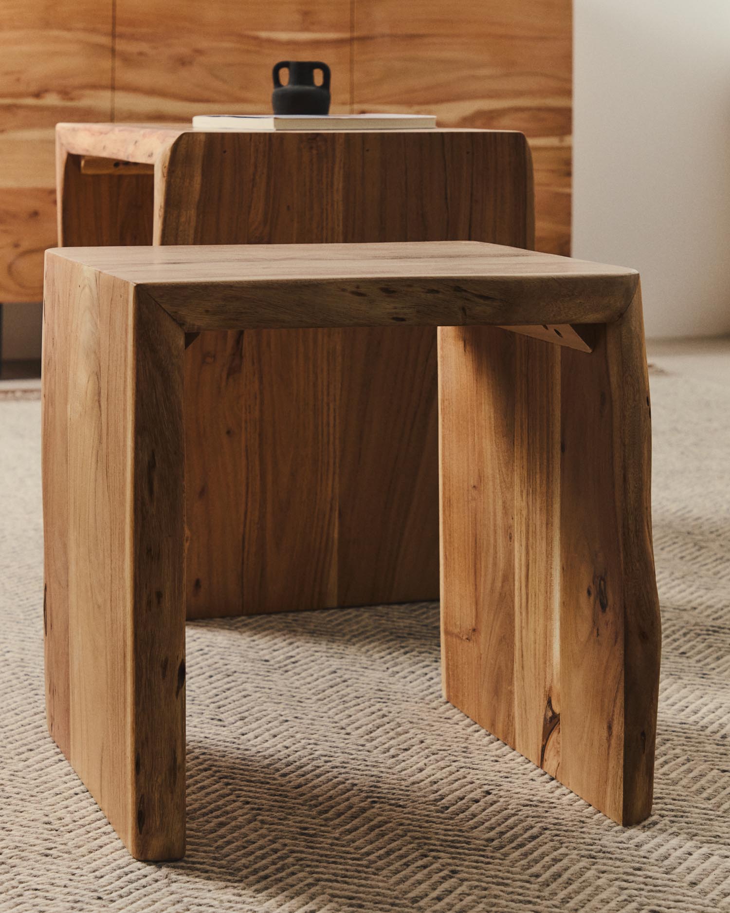 2er-Set Beistelltische Lomiri aus massivem Akazienholz mit gebleichtem Finish 50 x 42 cm / 34 x 42 cm in Natur präsentiert im Onlineshop von KAQTU Design AG. Beistelltisch ist von Kave Home
