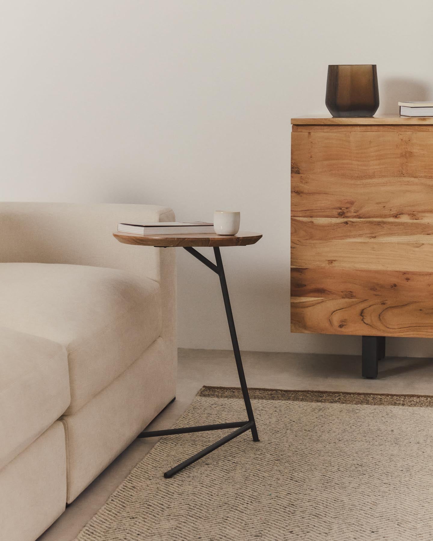 2er-Set Beistelltische Vintara aus massivem Akazienholz mit gebleichtem Finish und schwarz in Natur, Schwarz präsentiert im Onlineshop von KAQTU Design AG. Beistelltisch ist von Kave Home
