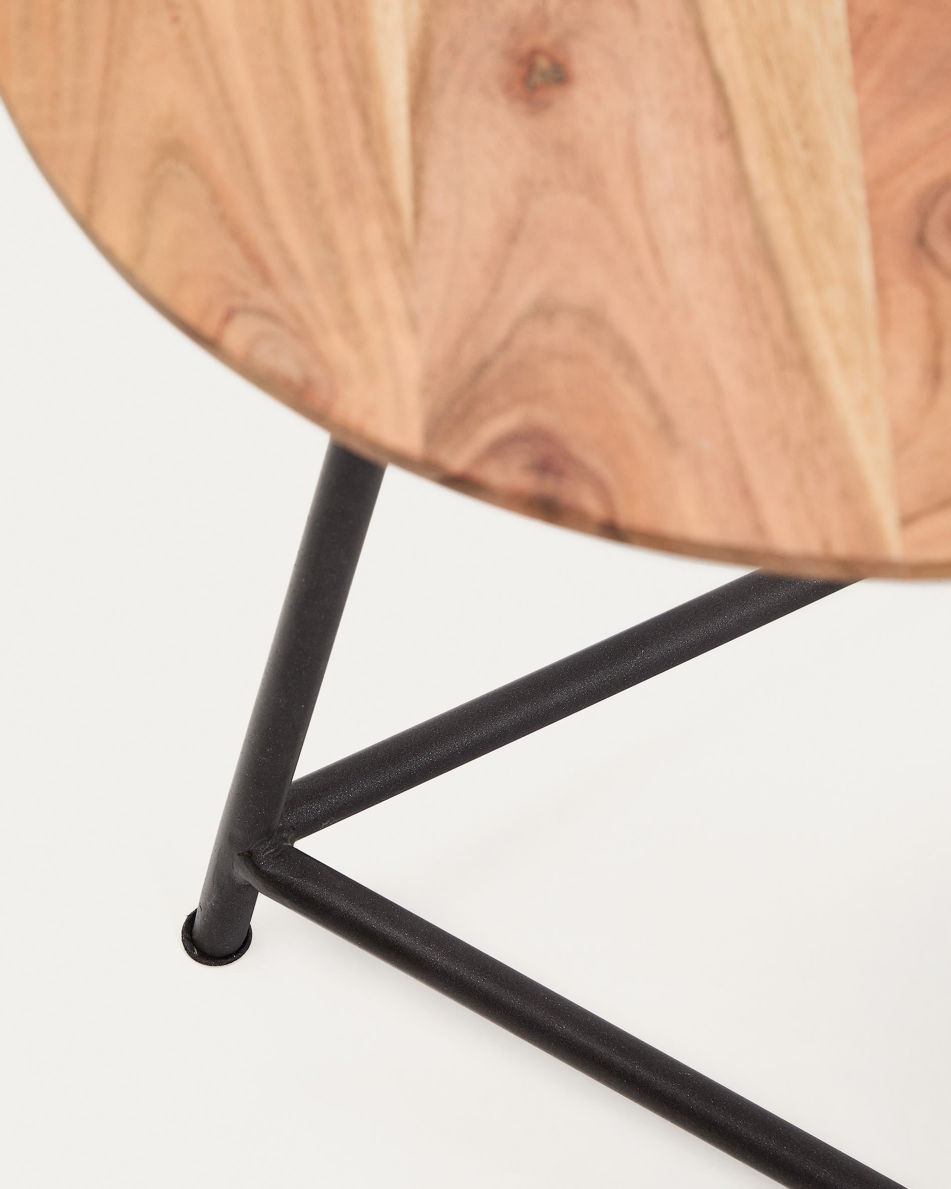 2er-Set Beistelltische Vintara aus massivem Akazienholz mit gebleichtem Finish und schwarz in Natur, Schwarz präsentiert im Onlineshop von KAQTU Design AG. Beistelltisch ist von Kave Home