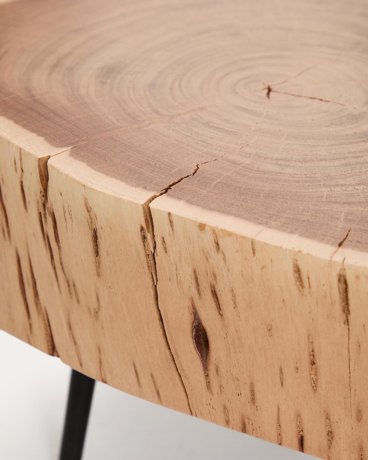 Couchtisch Tavine aus massivem Akazienholz mit gebleichtem Finish und schwarzen Stahlbeinen Ø 49 cm in Beige präsentiert im Onlineshop von KAQTU Design AG. Beistelltisch ist von Kave Home