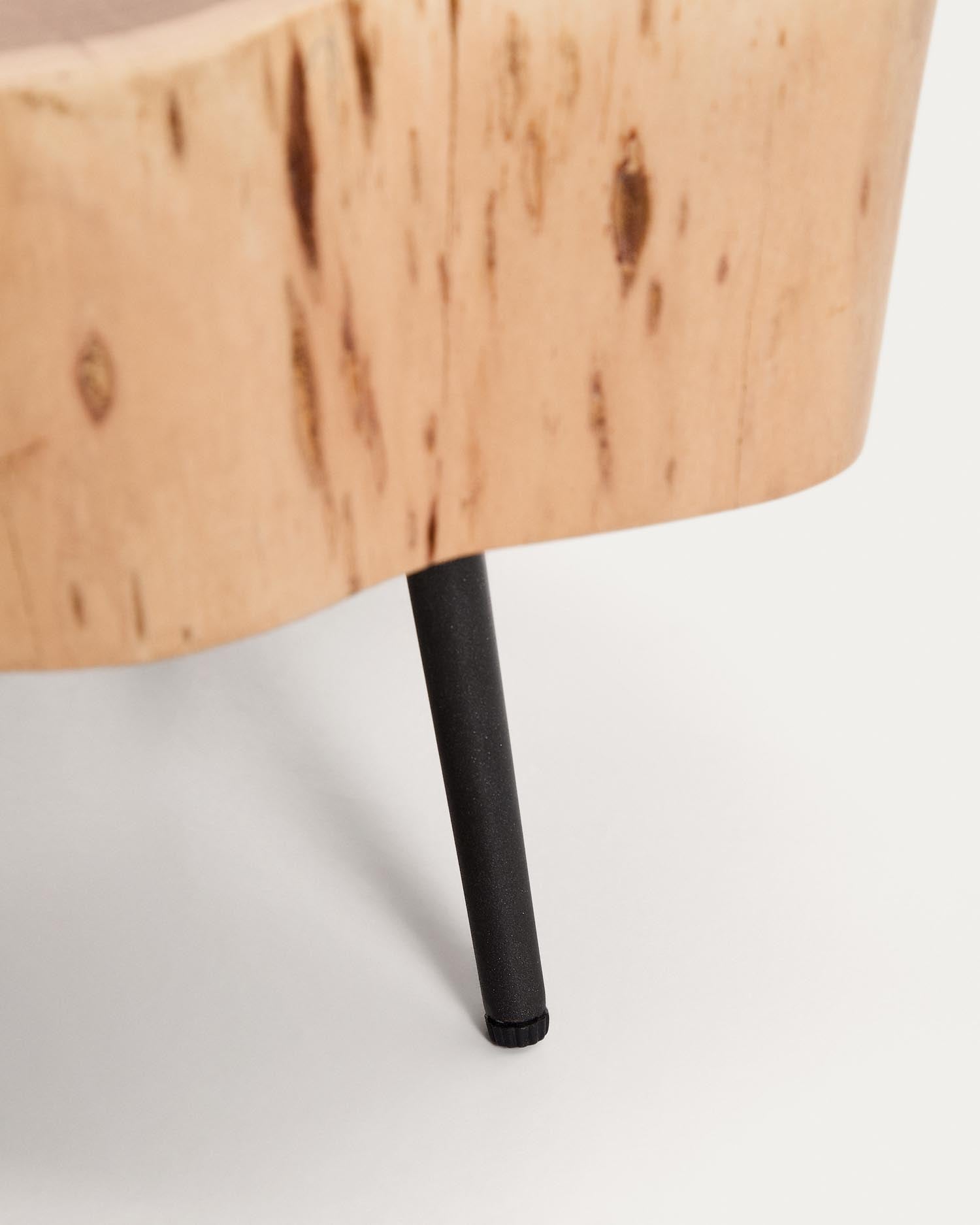 Couchtisch Tavine aus massivem Akazienholz mit gebleichtem Finish und schwarzen Stahlbeinen Ø 49 cm in Beige präsentiert im Onlineshop von KAQTU Design AG. Beistelltisch ist von Kave Home