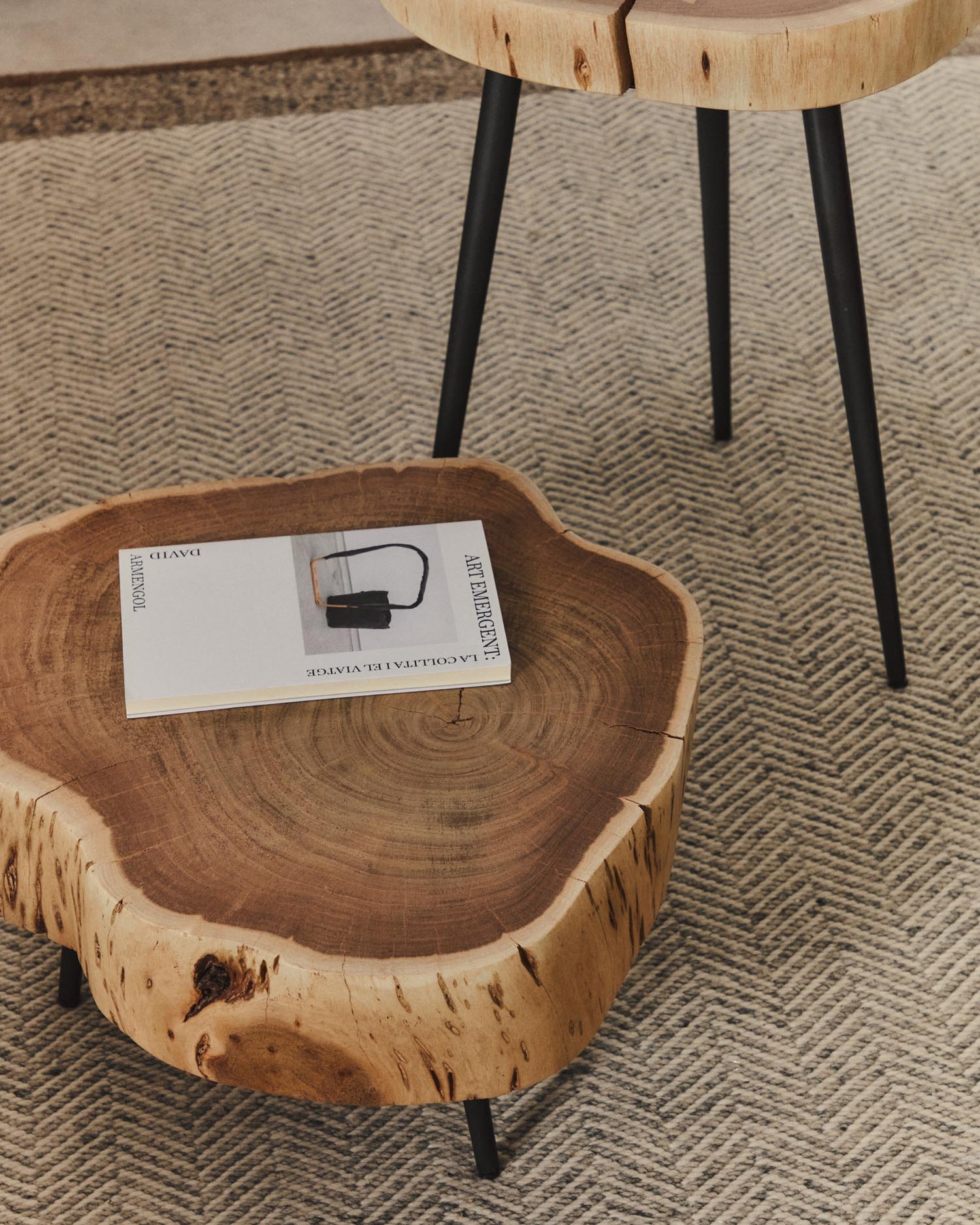 Couchtisch Tavine aus massivem Akazienholz mit gebleichtem Finish und schwarzen Stahlbeinen Ø 49 cm in Beige präsentiert im Onlineshop von KAQTU Design AG. Beistelltisch ist von Kave Home