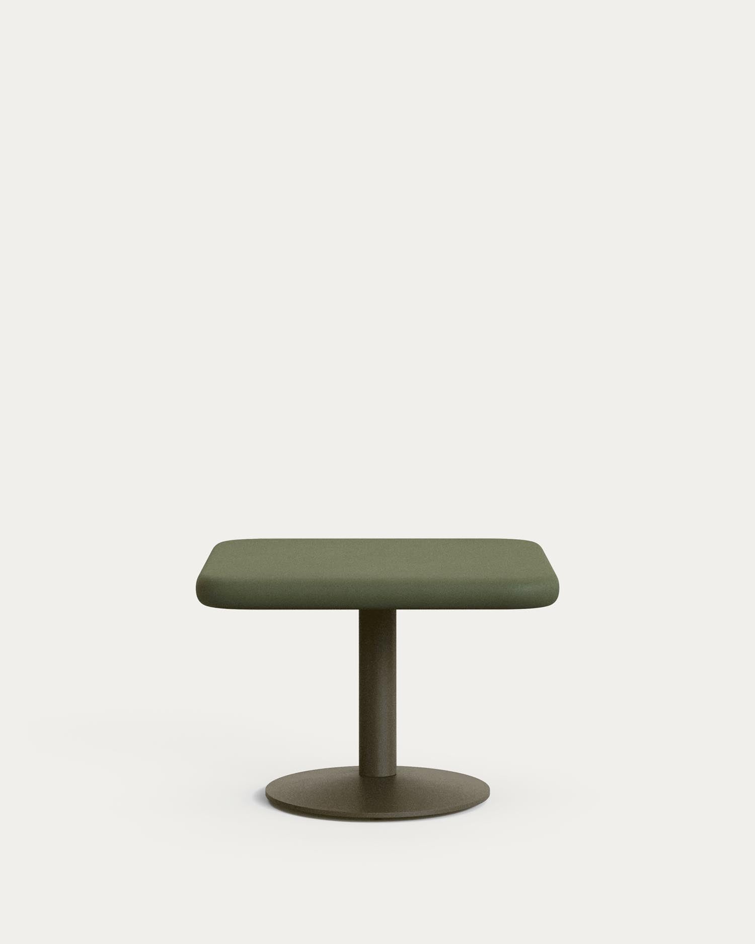 Outdoor-Tisch Esilda mit Tischplatte aus grünem Zement 70 x 70 cm und grünem Stahlfuß Ø 42 x 45 cm in Khaki präsentiert im Onlineshop von KAQTU Design AG. Gartentisch ist von Kave Home