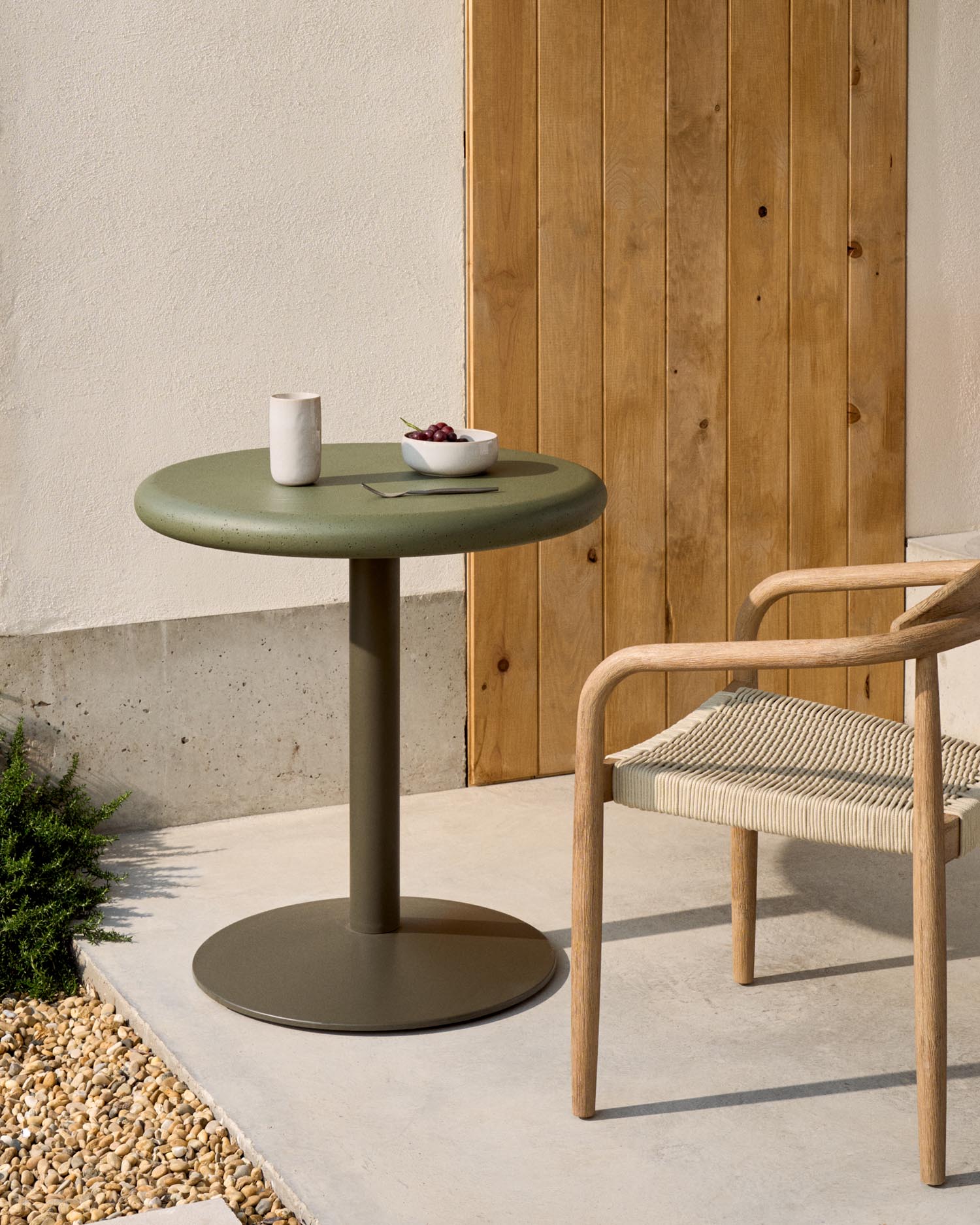 Runder Outdoor-Tisch Esilda mit Tischplatte aus grünem Zement Ø 70 cm und grünem Stahlfuß Ø 55 x 72 cm in Khaki präsentiert im Onlineshop von KAQTU Design AG. Gartentisch ist von Kave Home