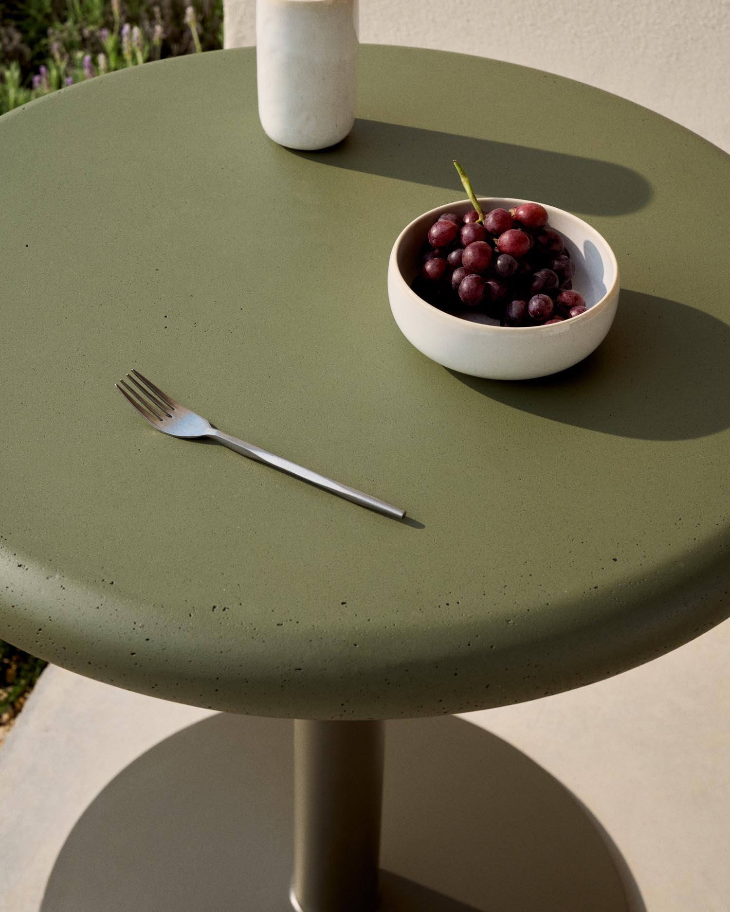 Runder Outdoor-Tisch Esilda mit Tischplatte aus grünem Zement Ø 70 cm und grünem Stahlfuß Ø 55 x 72 cm in Khaki präsentiert im Onlineshop von KAQTU Design AG. Gartentisch ist von Kave Home