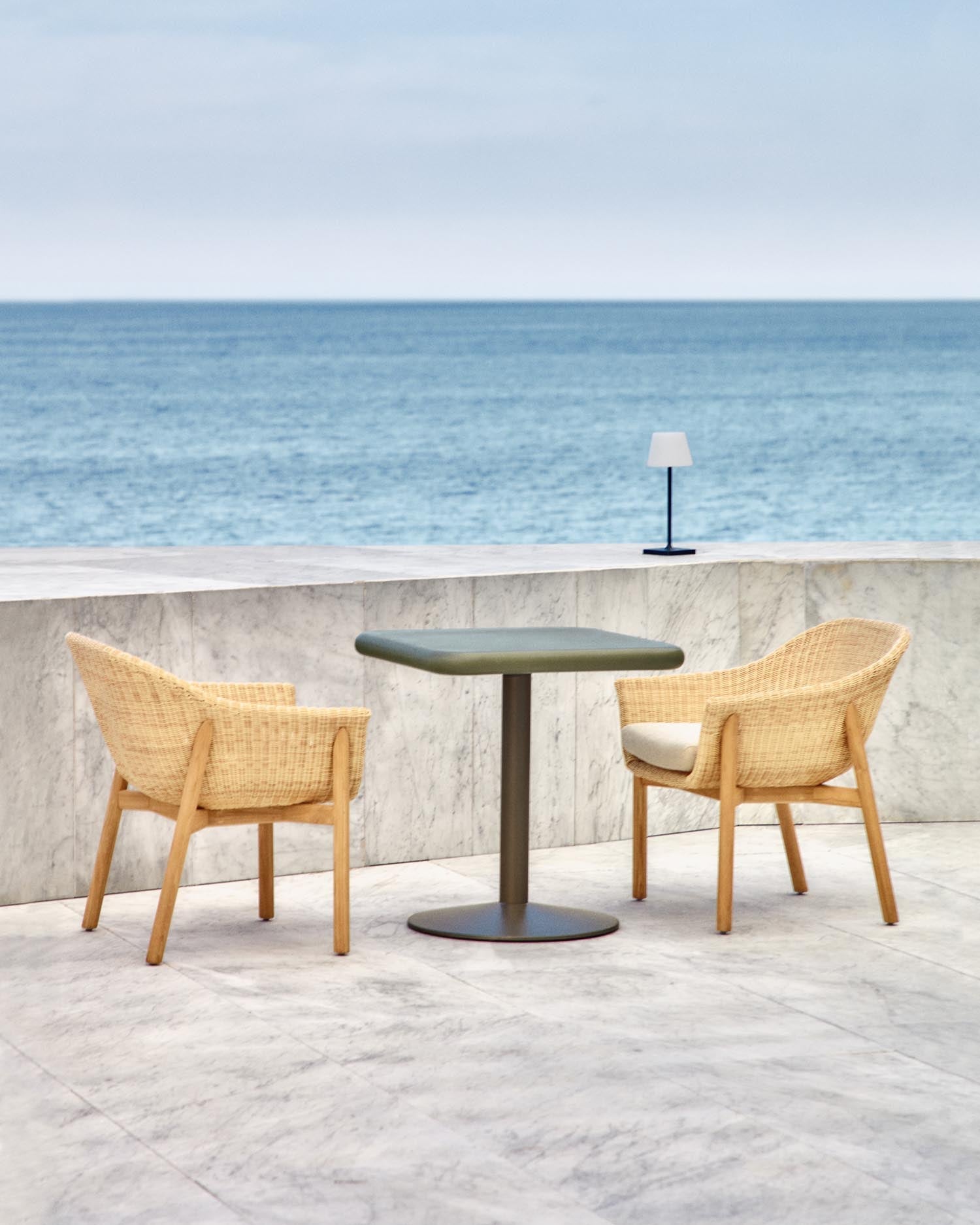 Outdoor-Tisch Esilda mit Tischplatte aus grünem Zement 70 x 70 cm und grünem Stahlfuß Ø 55 x 72 cm in Khaki präsentiert im Onlineshop von KAQTU Design AG. Gartentisch ist von Kave Home