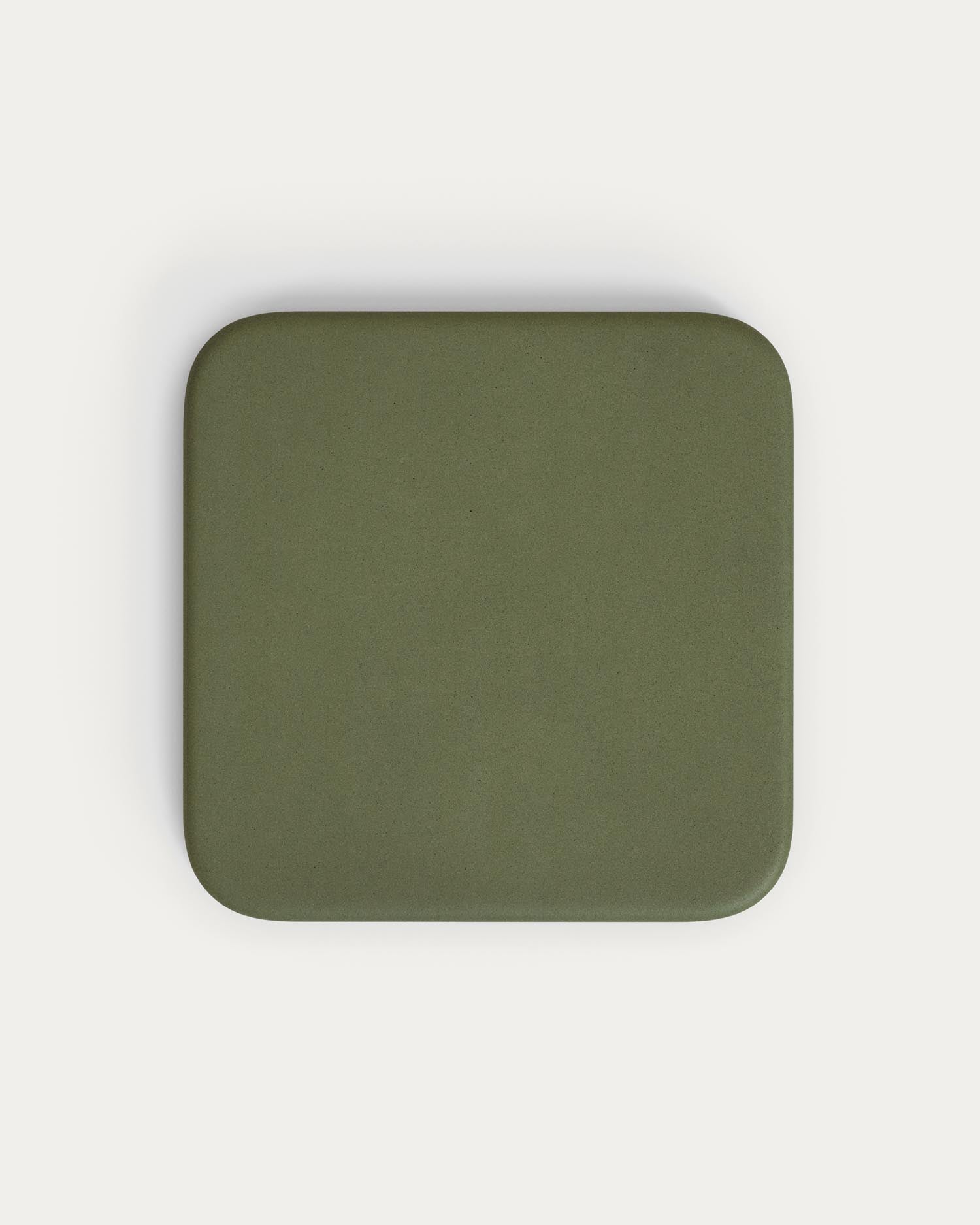Hoher Outdoor-Tisch Esilda mit Tischplatte aus grünem Zement 70 x 70 cm und grünem Stahlfuß Ø 55 x 96 cm in Khaki präsentiert im Onlineshop von KAQTU Design AG. Hochtisch Outdoor ist von Kave Home