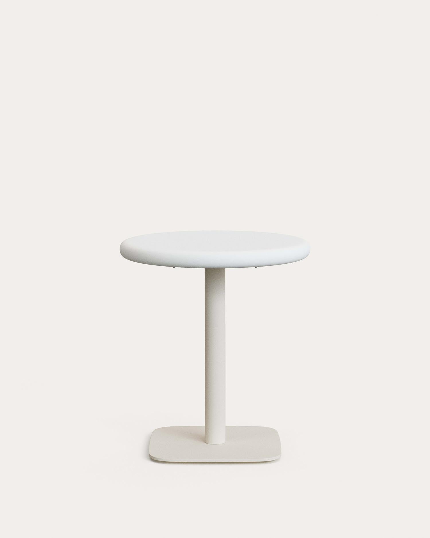 Runder Outdoor-Tisch Dina mit weißer Zementplatte Ø 70 cm und weißem Stahlfuß 48 x 48 x 72 cm in Weiss präsentiert im Onlineshop von KAQTU Design AG. Gartentisch ist von Kave Home