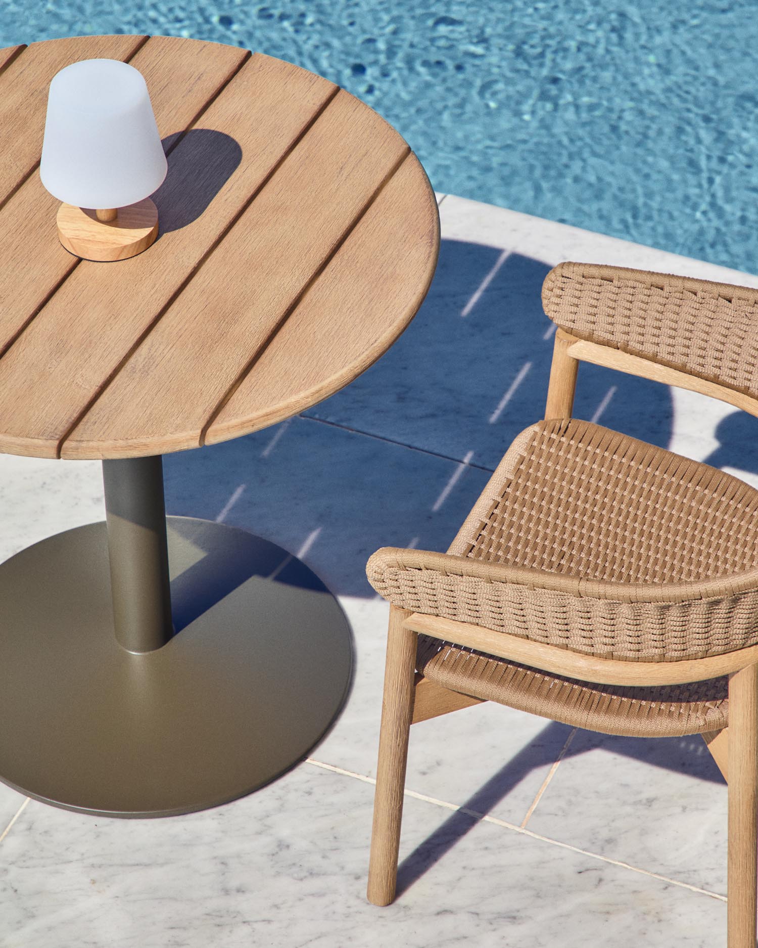 Runder Outdoor-Tisch Esilda mit Tischplatte aus Akazienholz FSC 100 % Ø 80 cm und grünem Stahlfuß Ø 55 x 72 cm in Khaki präsentiert im Onlineshop von KAQTU Design AG. Gartentisch ist von Kave Home