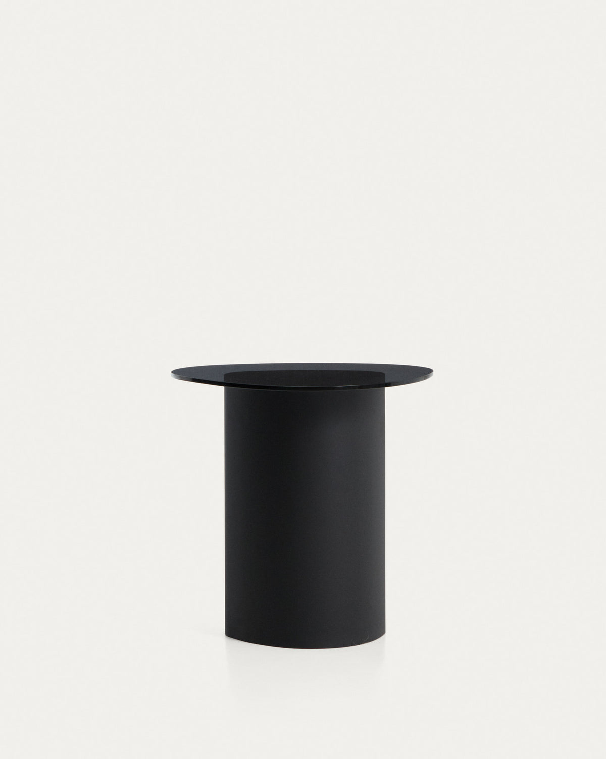 Beistelltisch Olir aus gehärtetem Glas und schwarzem Stahl 48 x 46,8 cm in Schwarz präsentiert im Onlineshop von KAQTU Design AG. Beistelltisch ist von Kave Home