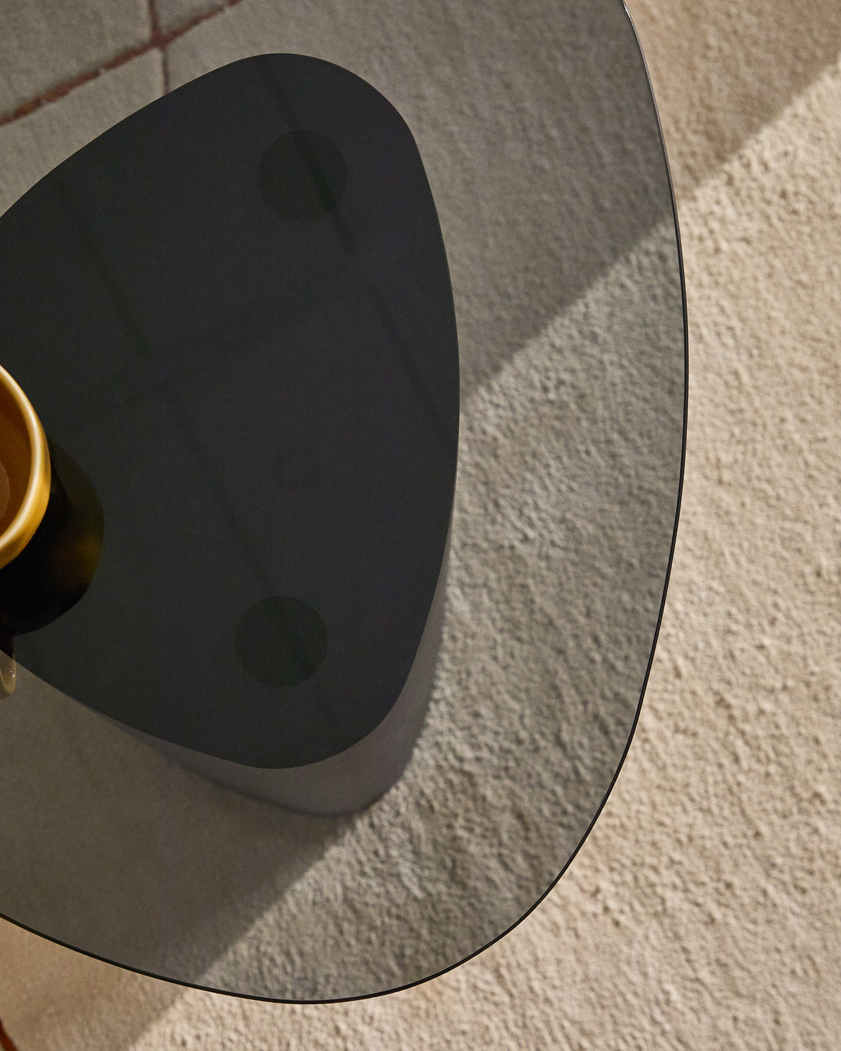 Beistelltisch Olir aus gehärtetem Glas und schwarzem Stahl 48 x 46,8 cm in Schwarz präsentiert im Onlineshop von KAQTU Design AG. Beistelltisch ist von Kave Home