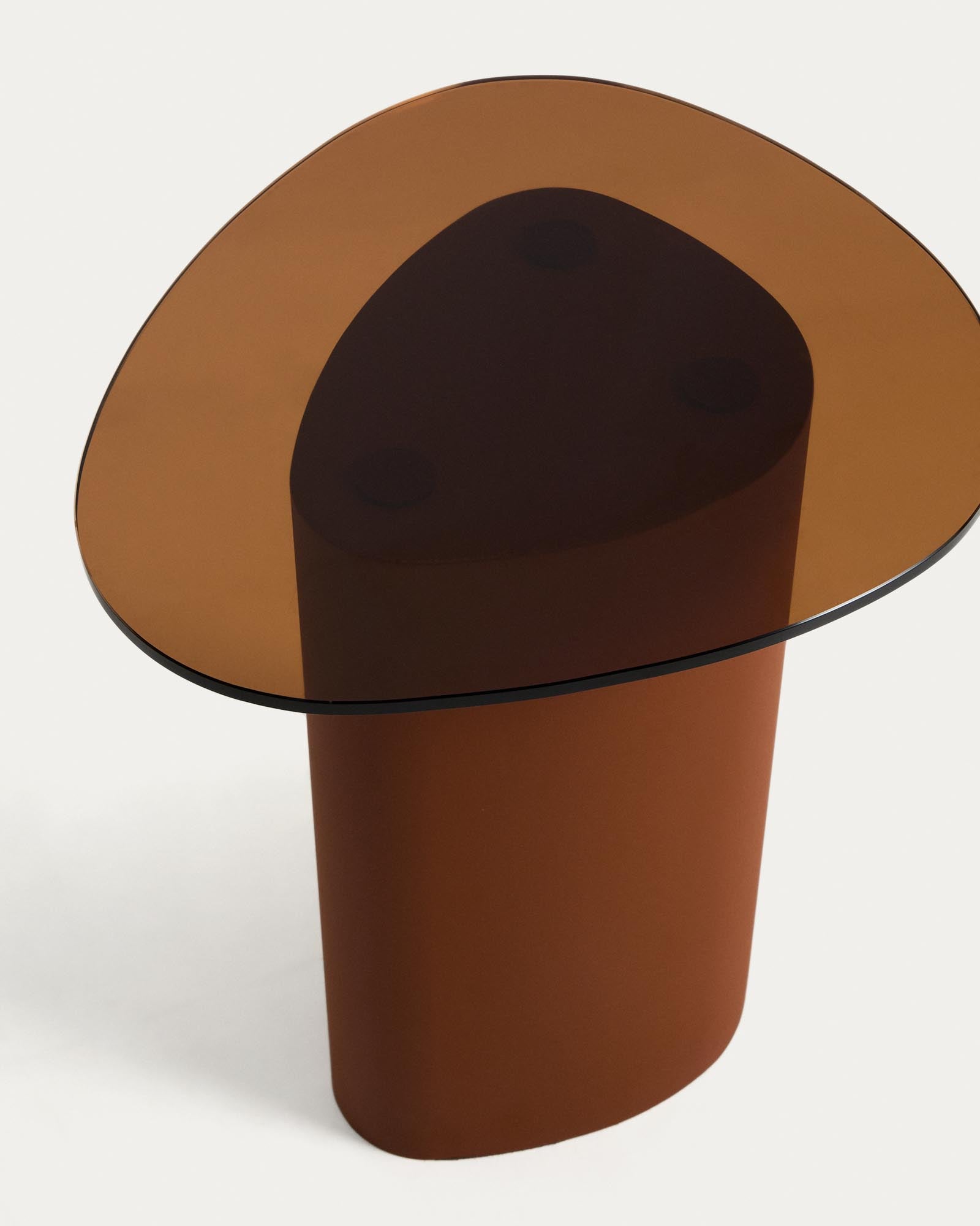 Eleganter Beistelltisch Olir mit gehärteter Glasplatte und robustem braunem Stahlgestell, ideal für stilvolle Wohnräume.