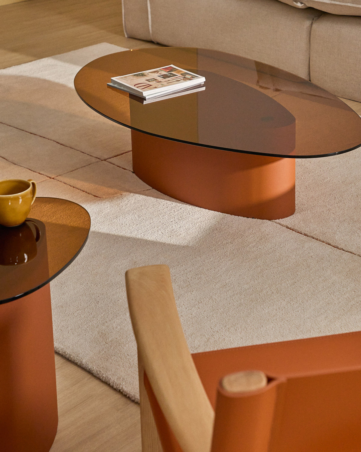 Couchtisch Olir aus gehärtetem Glas und braunem Stahl 140 x 80 cm in Braun präsentiert im Onlineshop von KAQTU Design AG. Couchtisch ist von Kave Home