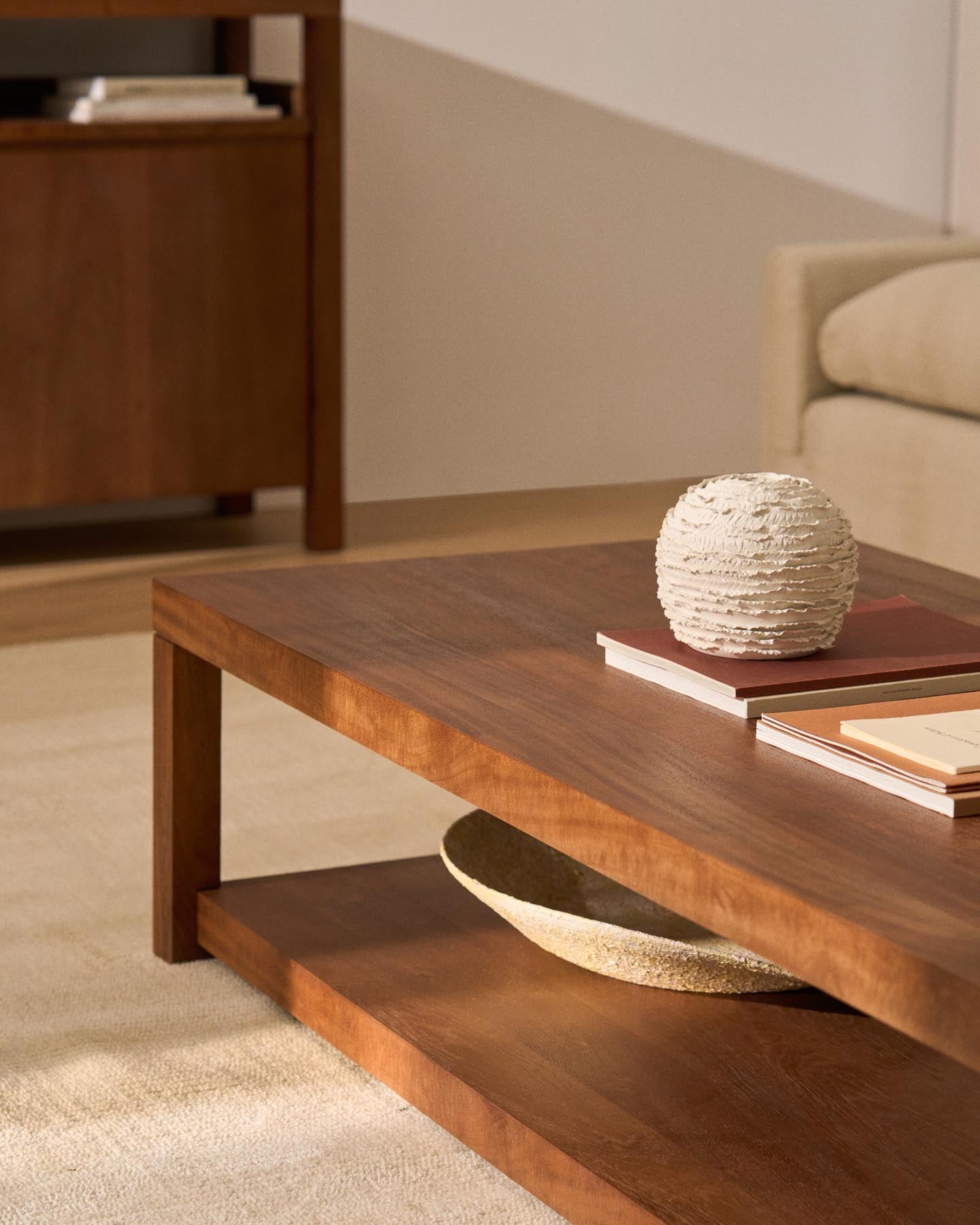 Couchtisch Norani aus massivem Akazienholz und Akazienfurnier 150 x 70 cm in Braun präsentiert im Onlineshop von KAQTU Design AG. Esstisch ist von Kave Home