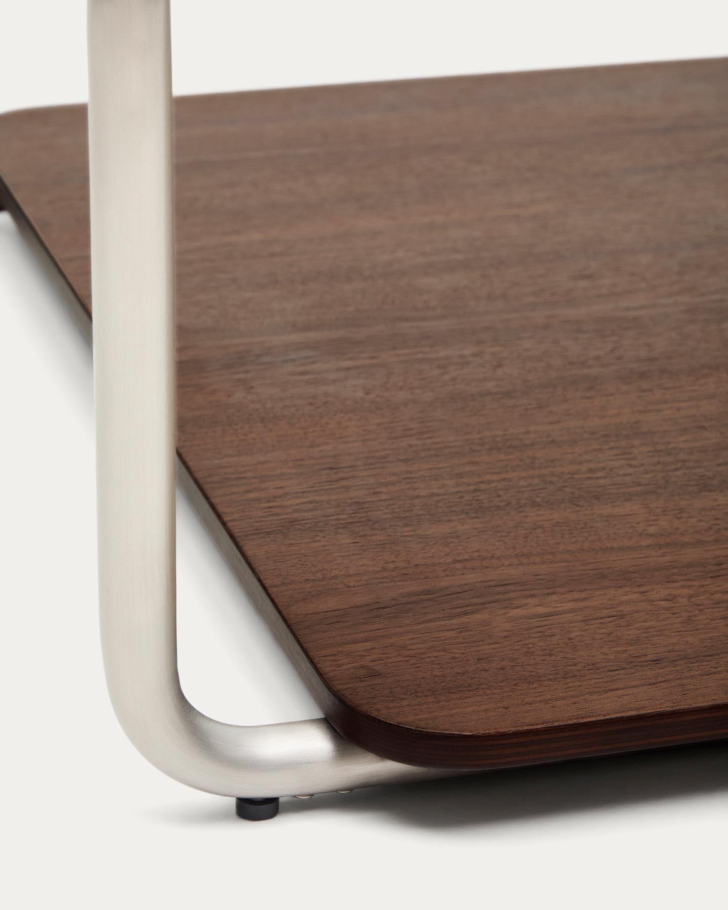 Couchtisch Tarsel aus gehärtetem Glas sowie Platte aus Nussbaumfurnier mit Gestell aus gebürstetem Edelstahl 140 x 60 cm in Dunkelbraun präsentiert im Onlineshop von KAQTU Design AG. Couchtisch ist von Kave Home