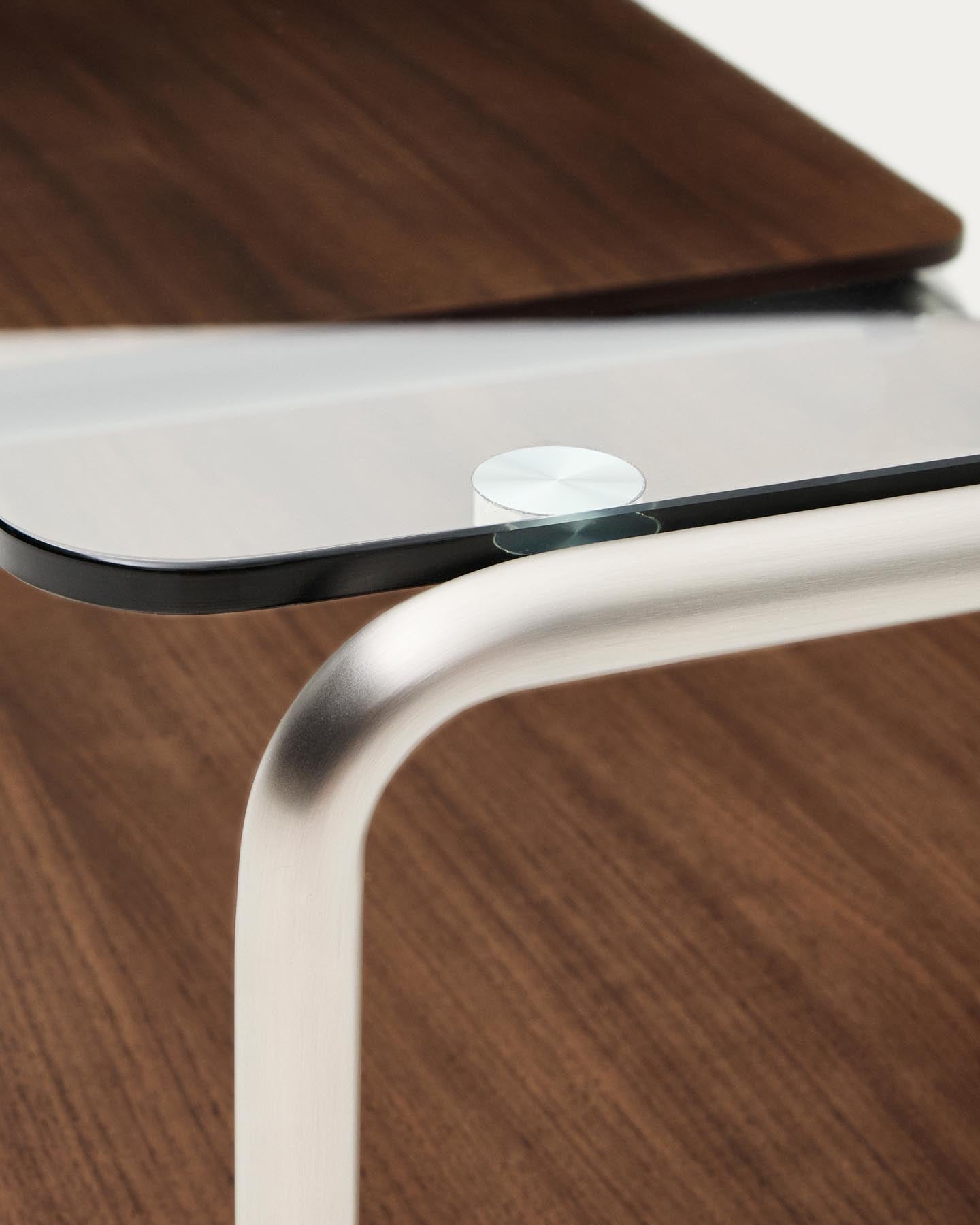 Couchtisch Tarsel aus gehärtetem Glas sowie Platte aus Nussbaumfurnier mit Gestell aus gebürstetem Edelstahl 140 x 60 cm in Dunkelbraun präsentiert im Onlineshop von KAQTU Design AG. Couchtisch ist von Kave Home
