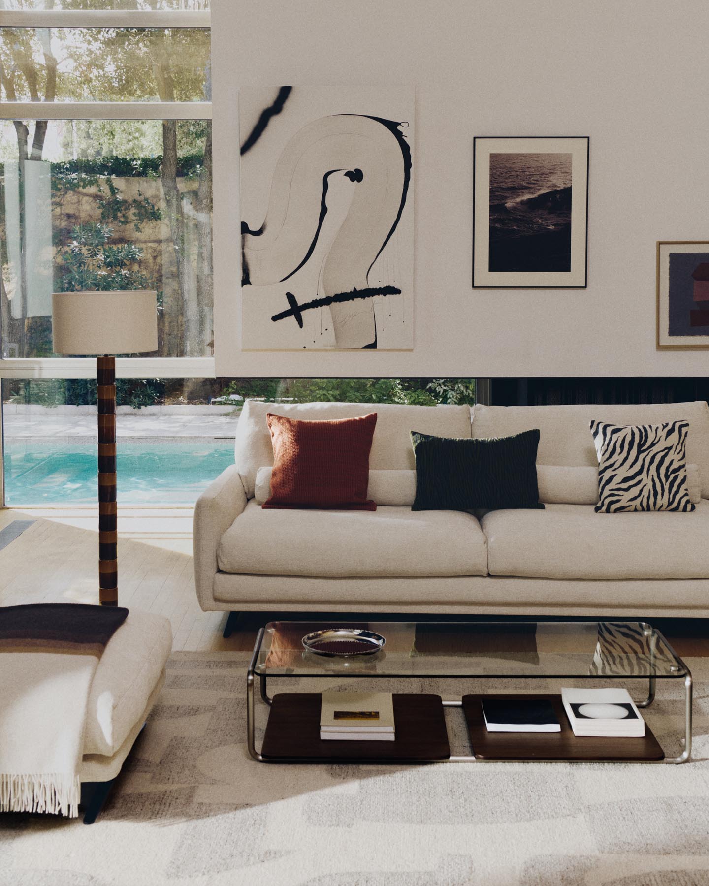 Couchtisch Tarsel aus gehärtetem Glas sowie Platte aus Nussbaumfurnier mit Gestell aus gebürstetem Edelstahl 140 x 60 cm in Dunkelbraun präsentiert im Onlineshop von KAQTU Design AG. Couchtisch ist von Kave Home