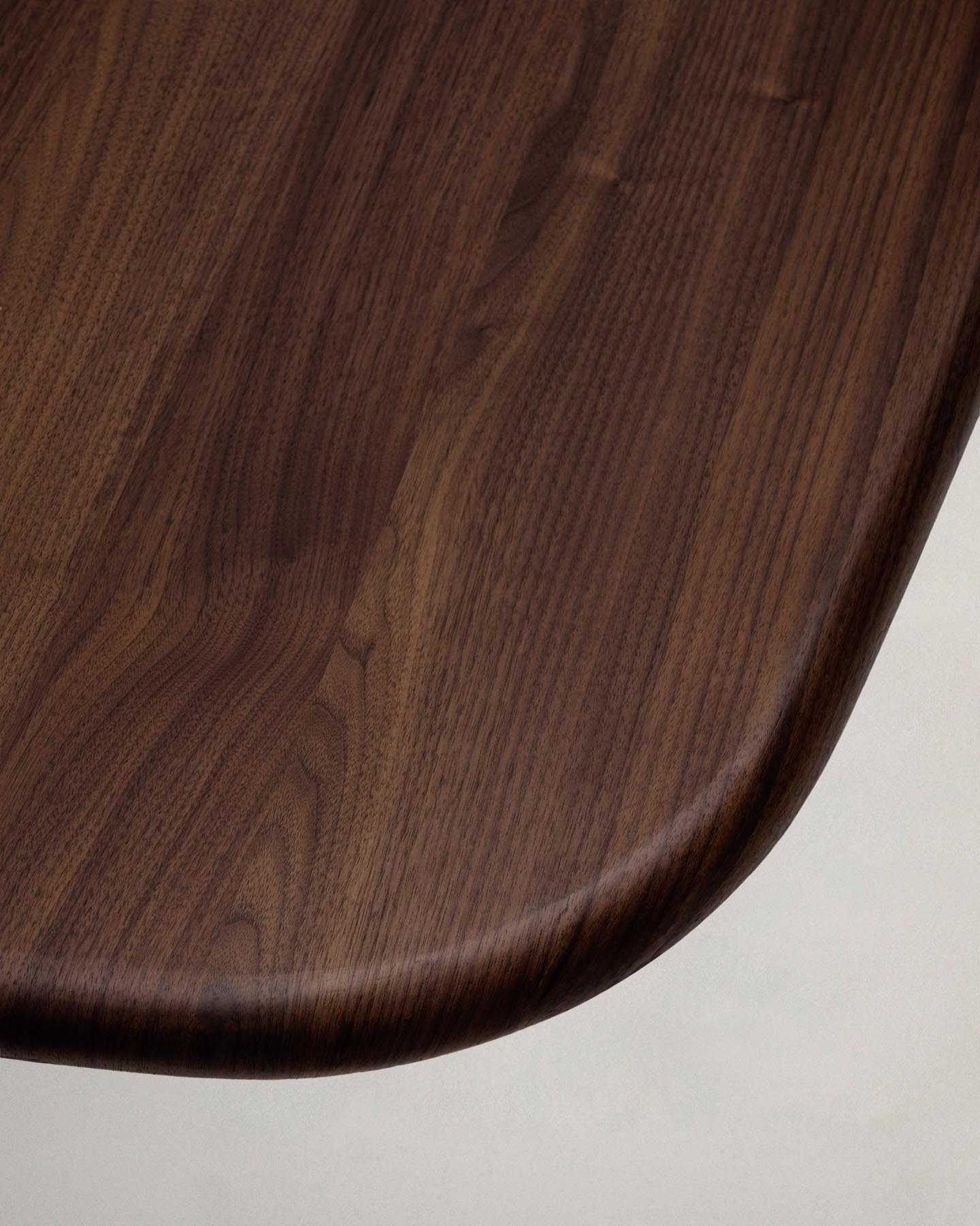 Tisch Melvar aus Nussbaumfurnier und Beine mit gebürsteter Edelstahlbasis 220 x 110 cm in Dunkelbraun präsentiert im Onlineshop von KAQTU Design AG. Esstisch ist von Kave Home