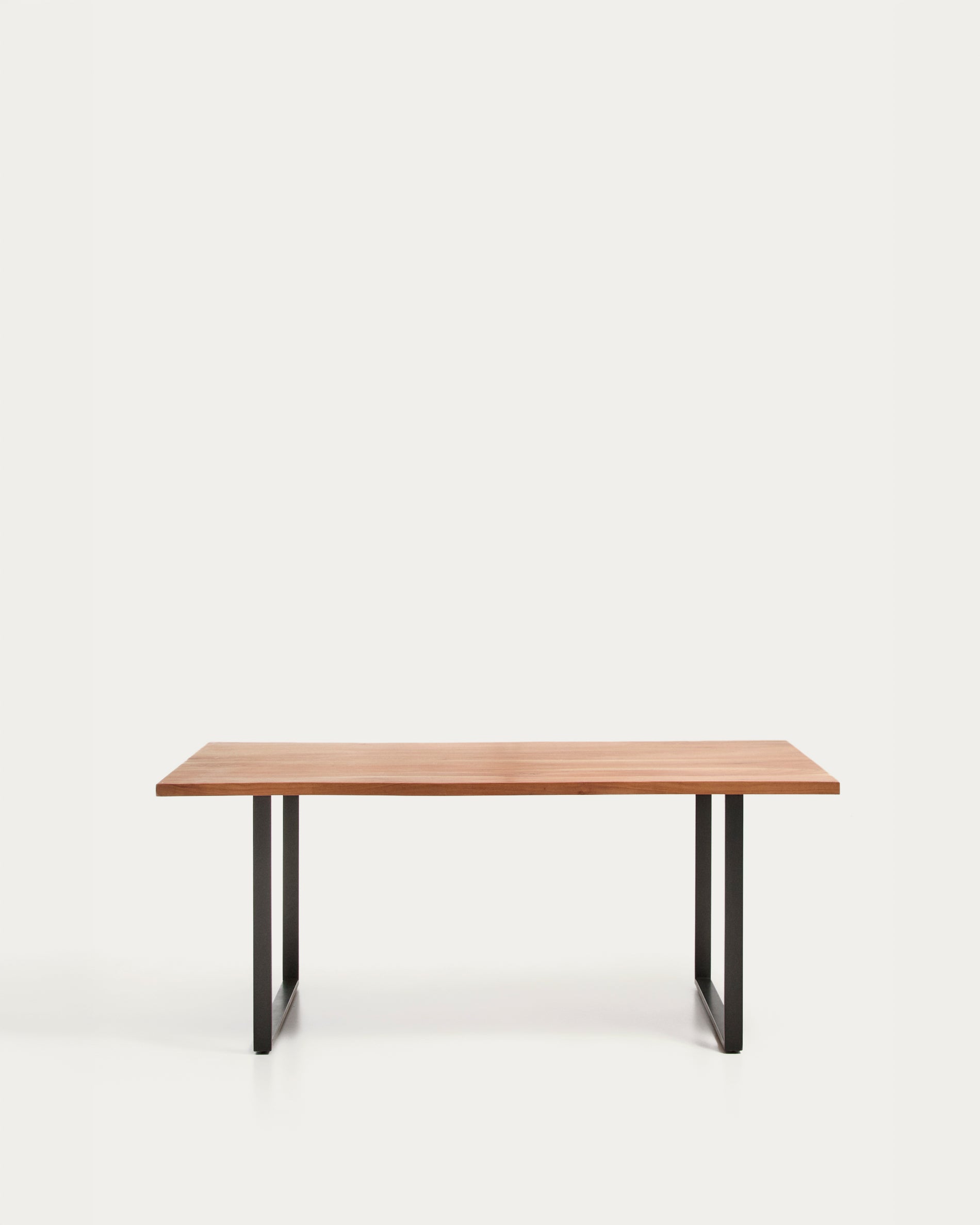 Tisch Uxue aus massivem Akazienholz mit Beinen aus schwarzem Stahl 160 x 90 cm in Natur präsentiert im Onlineshop von KAQTU Design AG. Esstisch ist von Kave Home
