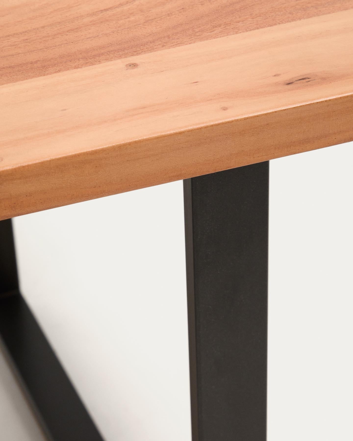 Tisch Uxue aus massivem Akazienholz mit Beinen aus schwarzem Stahl 160 x 90 cm in Natur präsentiert im Onlineshop von KAQTU Design AG. Esstisch ist von Kave Home