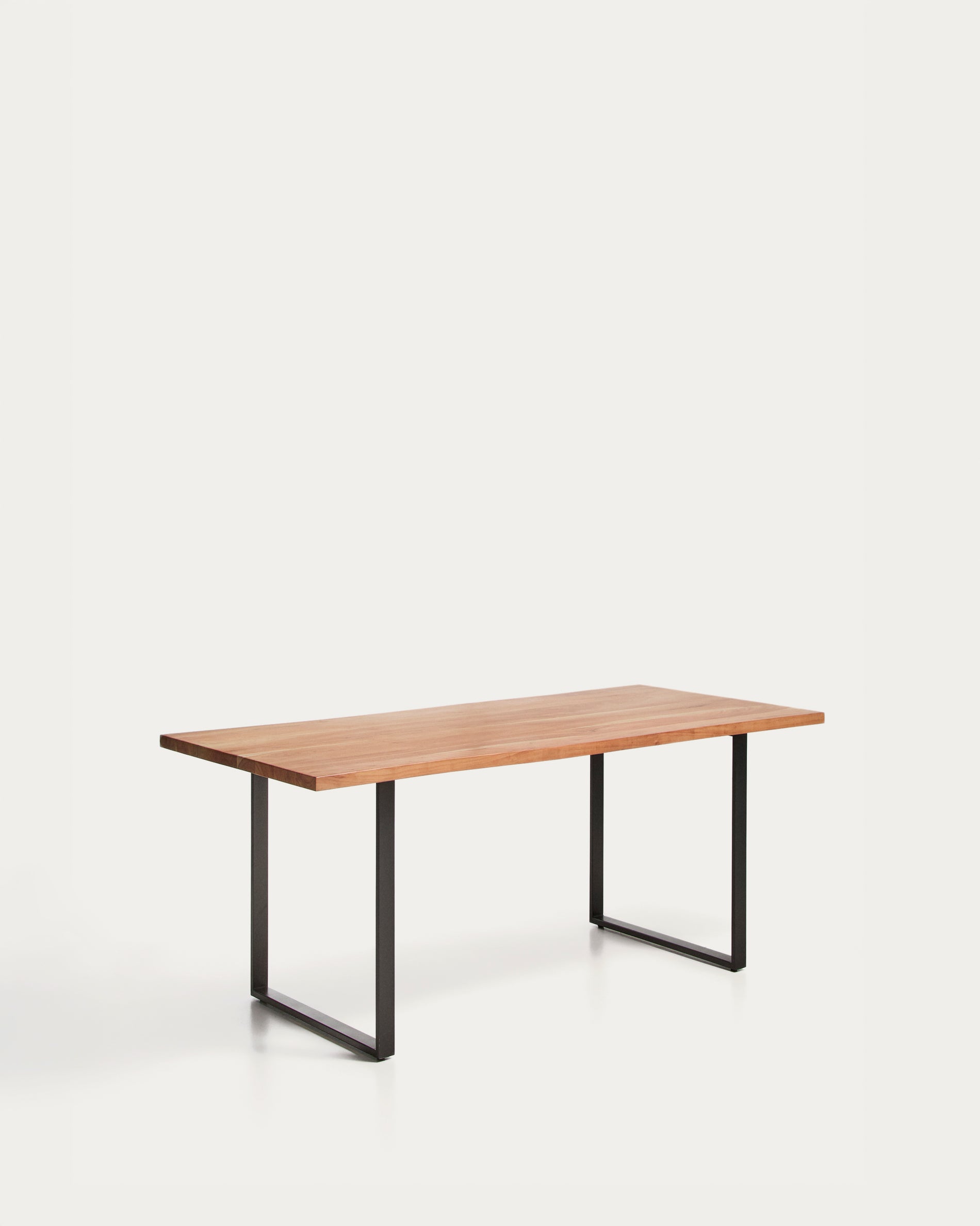 Tisch Uxue aus massivem Akazienholz mit Beinen aus schwarzem Stahl 160 x 90 cm in Natur präsentiert im Onlineshop von KAQTU Design AG. Esstisch ist von Kave Home