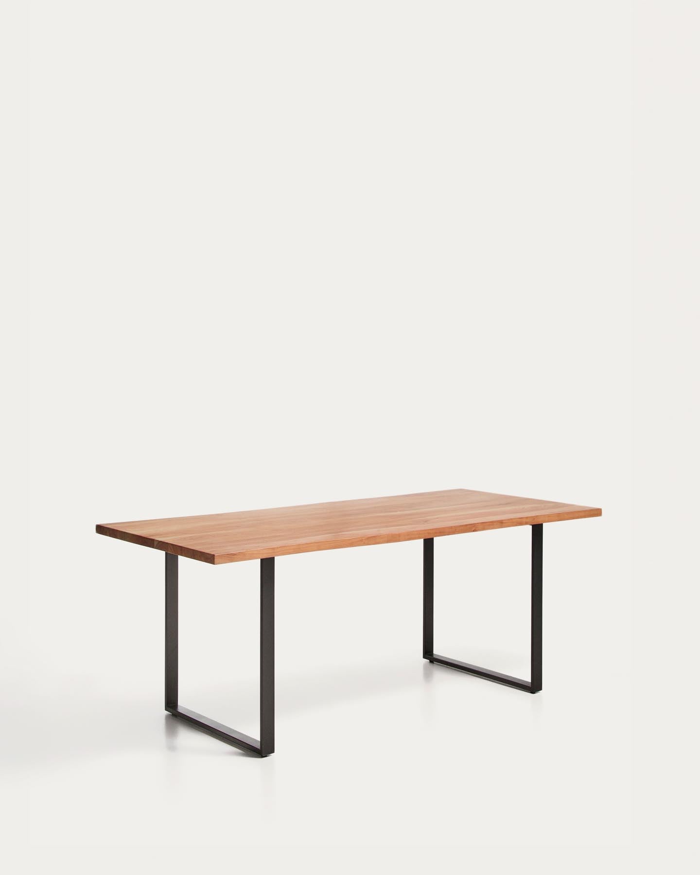 Tisch Uxue aus massivem Akazienholz mit Beinen aus schwarzem Stahl 180 x 90 cm in Natur präsentiert im Onlineshop von KAQTU Design AG. Esstisch ist von Kave Home