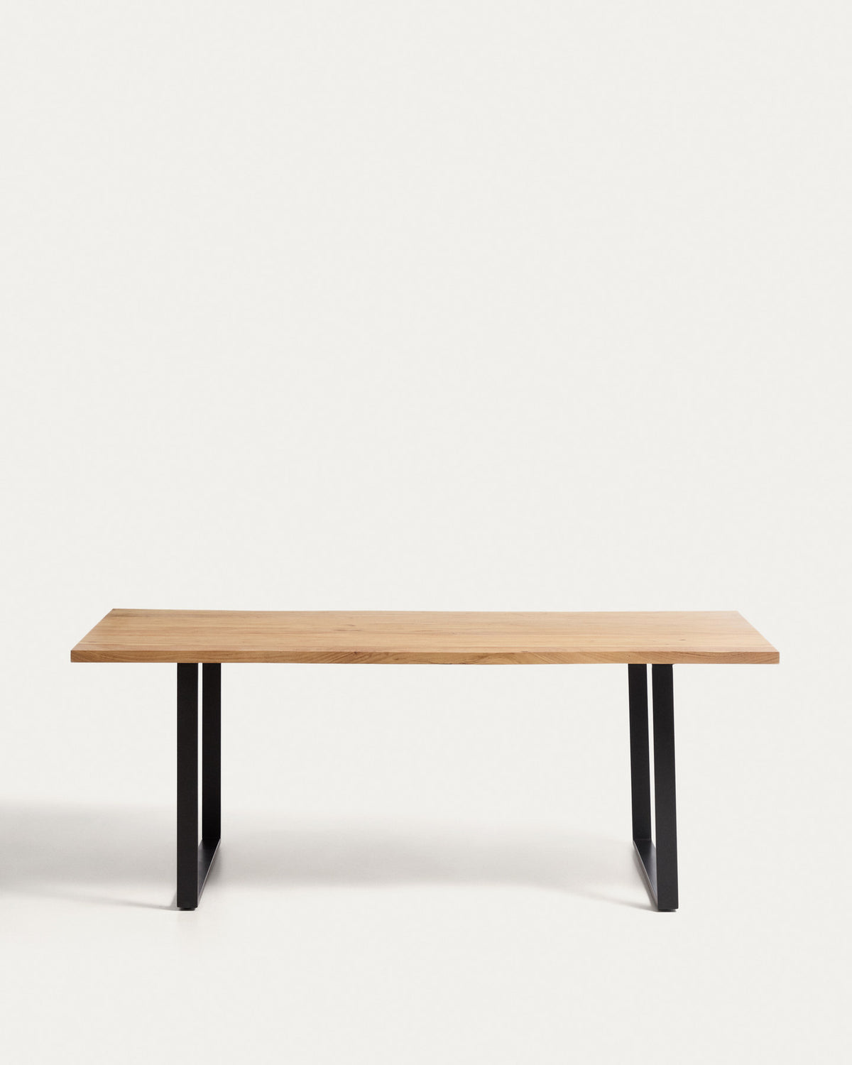 Tisch Uxue aus massivem Akazienholz mit Beinen aus schwarzem Stahl 200 x 90 cm in Schwarz, Natur präsentiert im Onlineshop von KAQTU Design AG. Esstisch ist von Kave Home