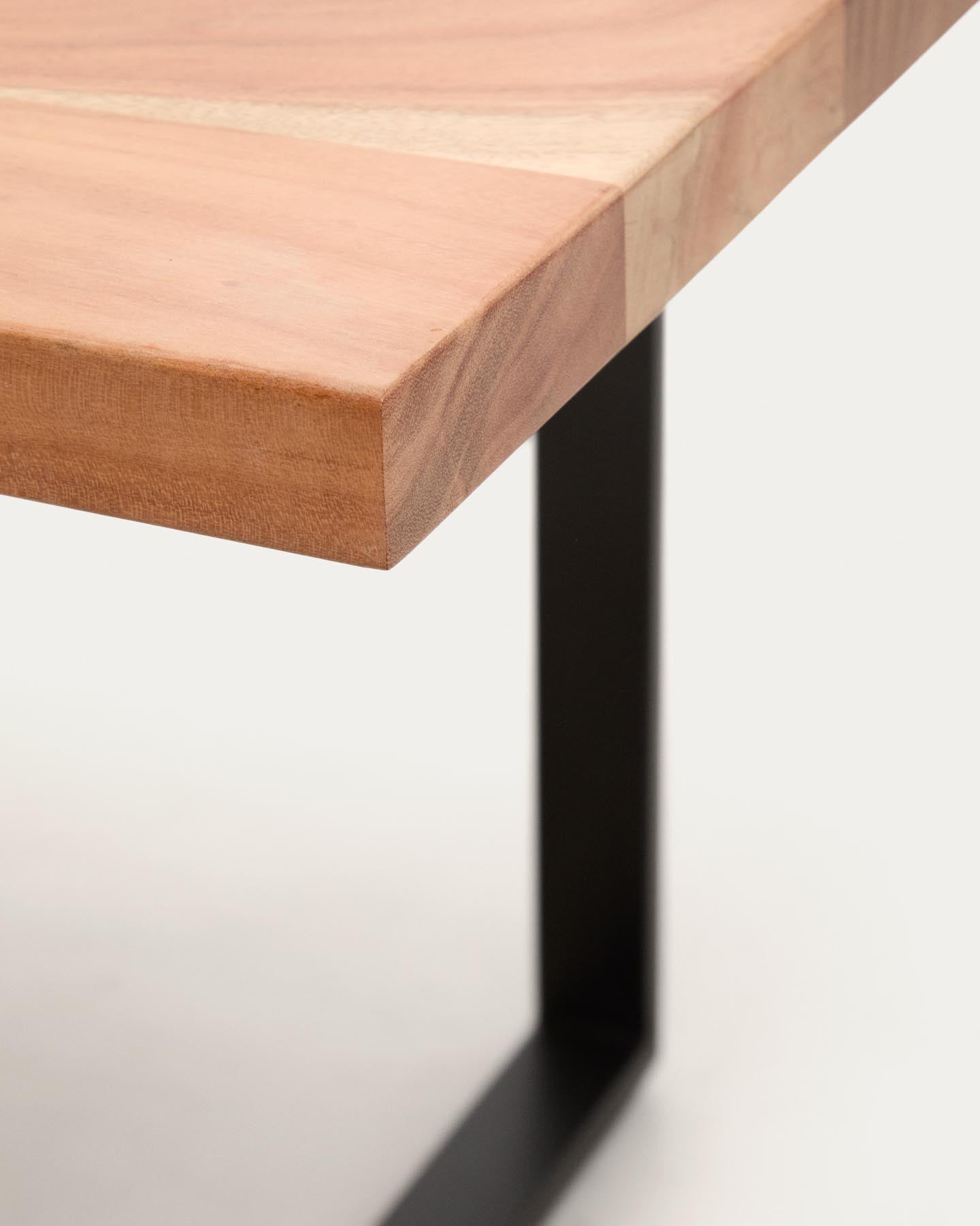 Tisch Uxue aus massivem Akazienholz mit Beinen aus schwarzem Stahl 200 x 90 cm in Natur präsentiert im Onlineshop von KAQTU Design AG. Esstisch ist von Kave Home