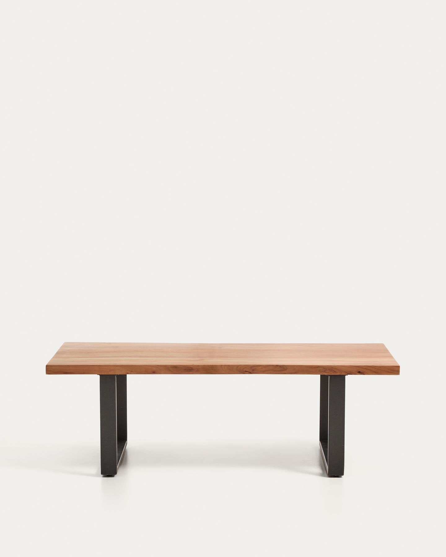 Couchtisch Uxue aus massivem Akazienholz mit Beinen aus schwarzem Stahl 130 x 64 cm in Natur präsentiert im Onlineshop von KAQTU Design AG. Couchtisch ist von Kave Home