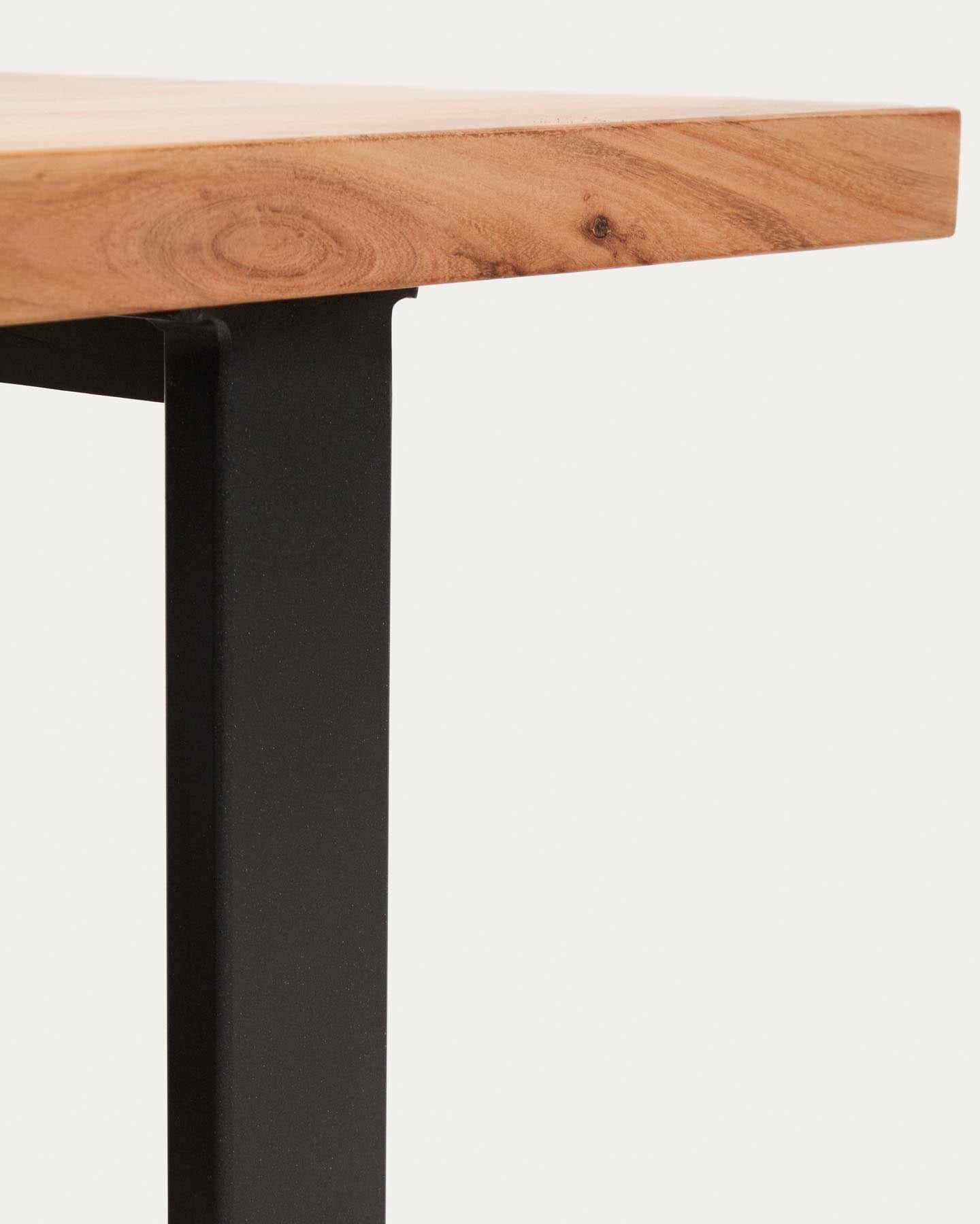 Couchtisch Uxue aus massivem Akazienholz mit Beinen aus schwarzem Stahl 130 x 64 cm in Natur präsentiert im Onlineshop von KAQTU Design AG. Couchtisch ist von Kave Home