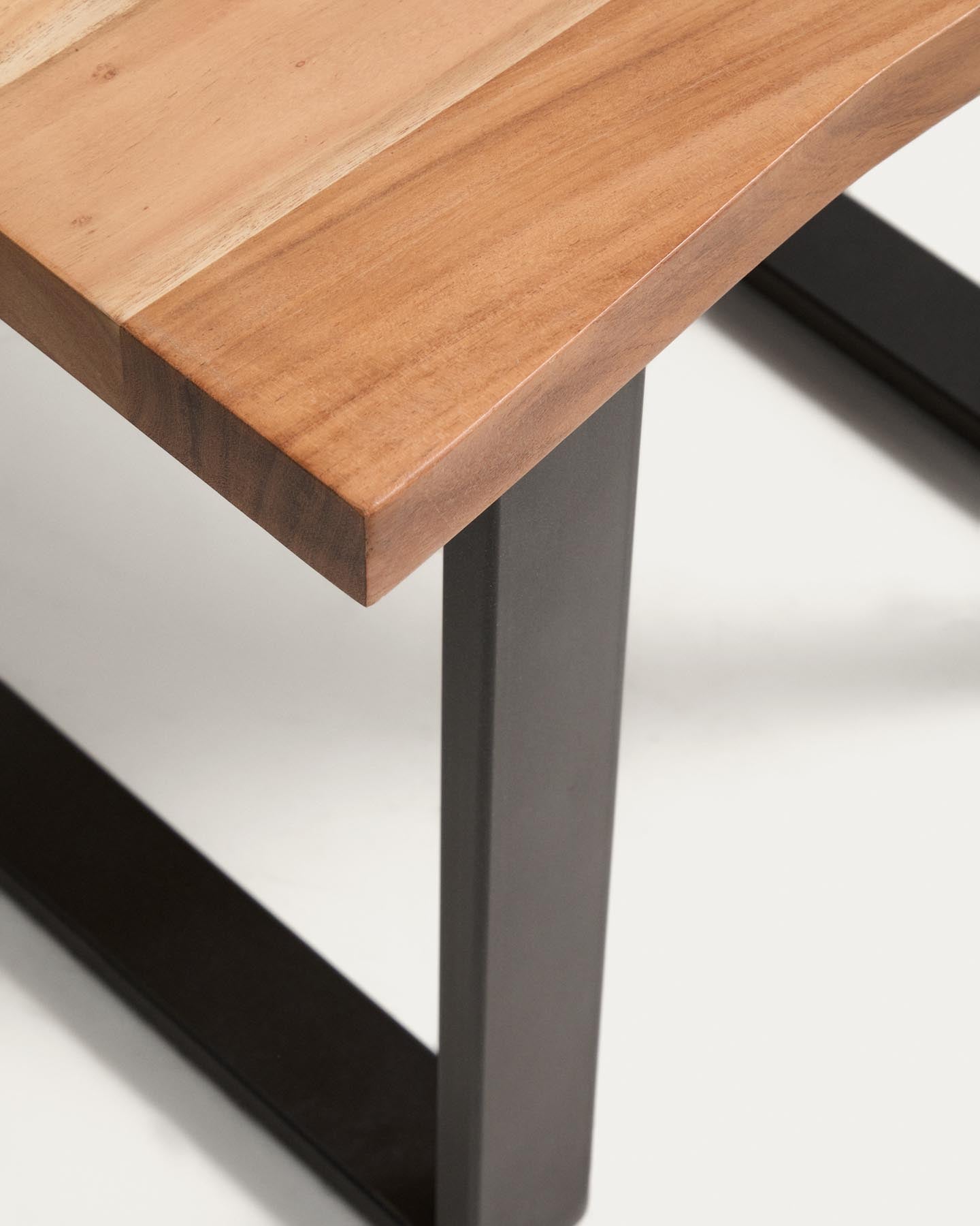 Beistelltisch Uxue aus massivem Akazienholz mit Beinen aus schwarzem Stahl 65 x 65 cm in Natur präsentiert im Onlineshop von KAQTU Design AG. Beistelltisch ist von Kave Home