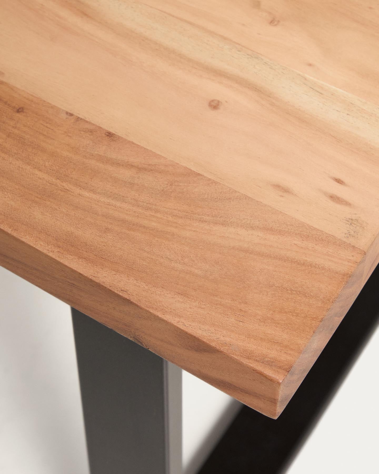Beistelltisch Uxue aus massivem Akazienholz mit Beinen aus schwarzem Stahl 65 x 65 cm in Natur präsentiert im Onlineshop von KAQTU Design AG. Beistelltisch ist von Kave Home