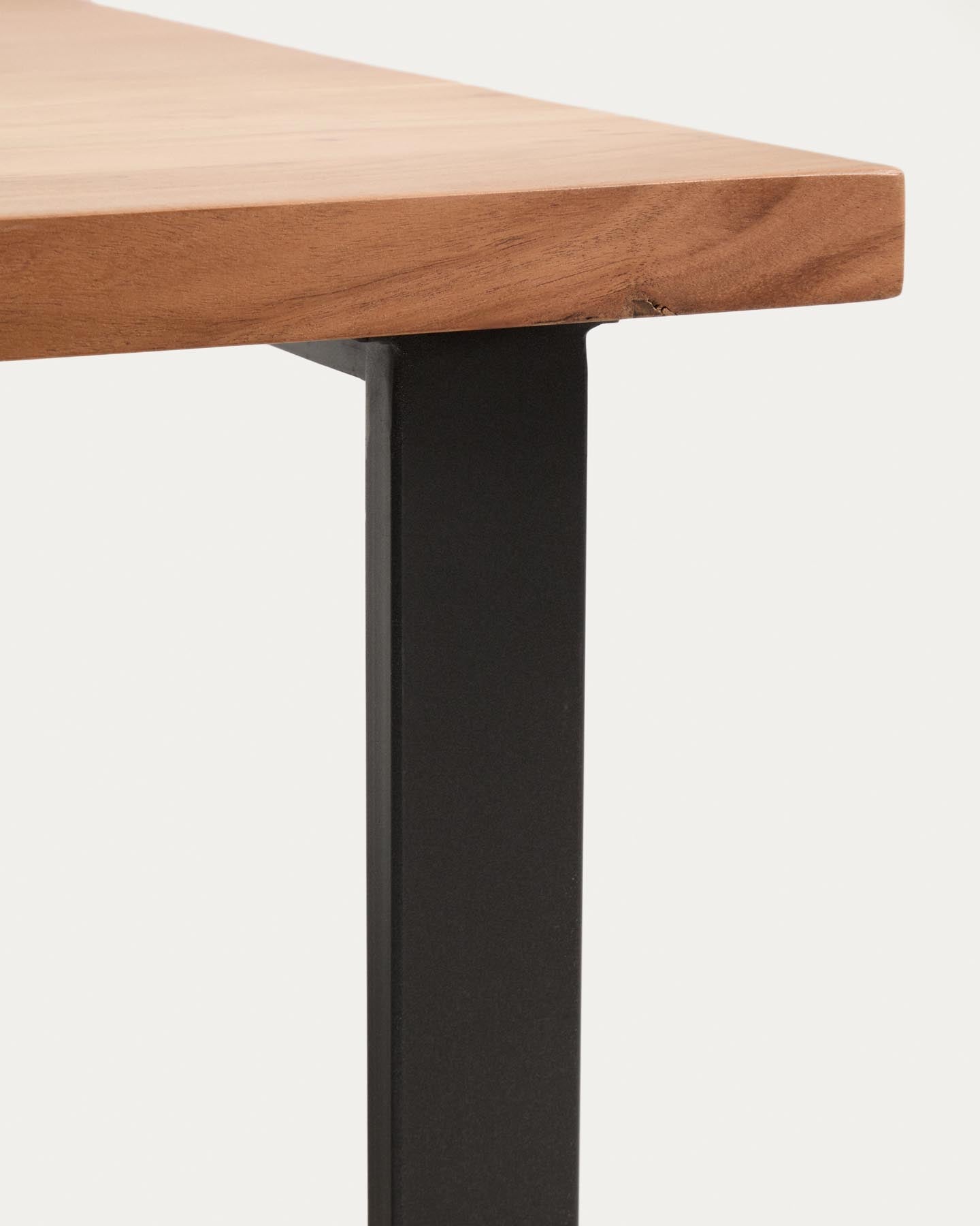 Beistelltisch Uxue aus massivem Akazienholz mit Beinen aus schwarzem Stahl 65 x 65 cm in Natur präsentiert im Onlineshop von KAQTU Design AG. Beistelltisch ist von Kave Home