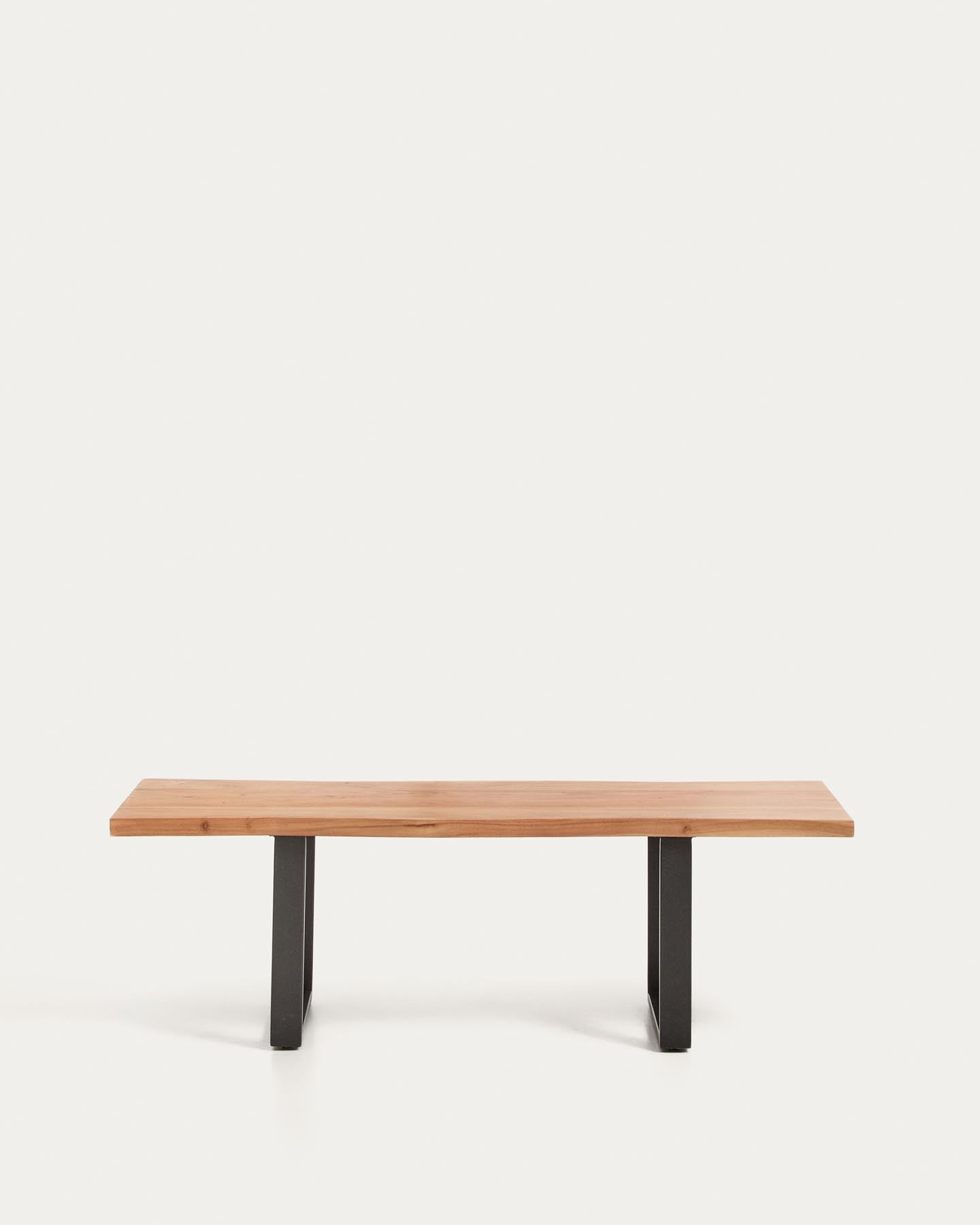 Bank Uxue aus massivem Akazienholz mit Beinen aus schwarzem Stahl 140 x 45 cm in Natur präsentiert im Onlineshop von KAQTU Design AG. Sitzbank ist von Kave Home