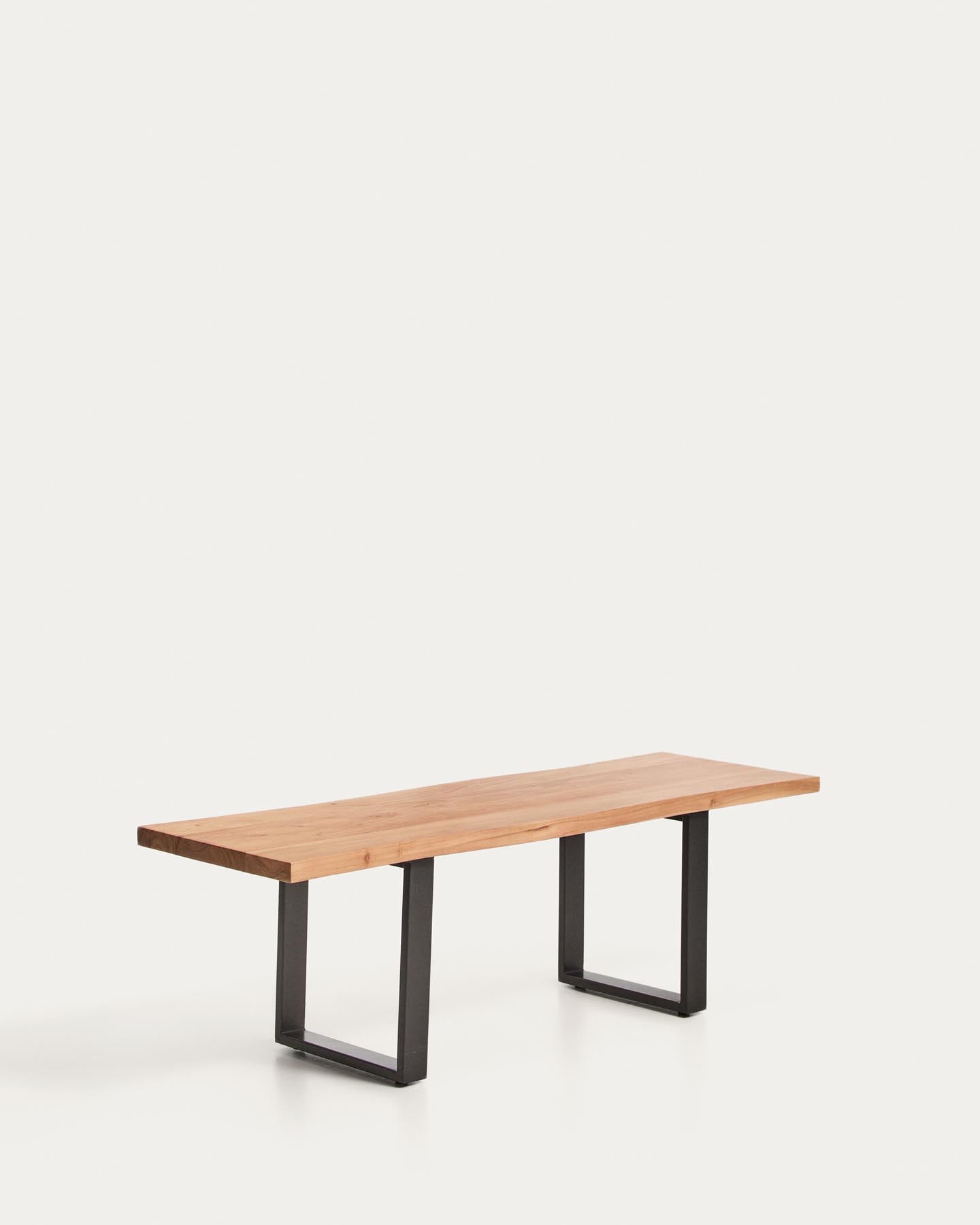 Bank Uxue aus massivem Akazienholz mit Beinen aus schwarzem Stahl 140 x 45 cm in Natur präsentiert im Onlineshop von KAQTU Design AG. Sitzbank ist von Kave Home