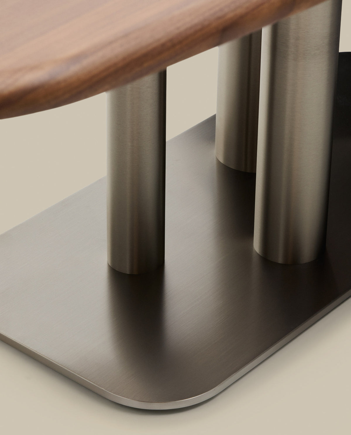 Tisch Melvar aus Nussbaumfurnier und Beine mit gebürsteter Edelstahlbasis 180 x 100 cm FSC 100% in Dunkelbraun präsentiert im Onlineshop von KAQTU Design AG. Esstisch ist von Kave Home