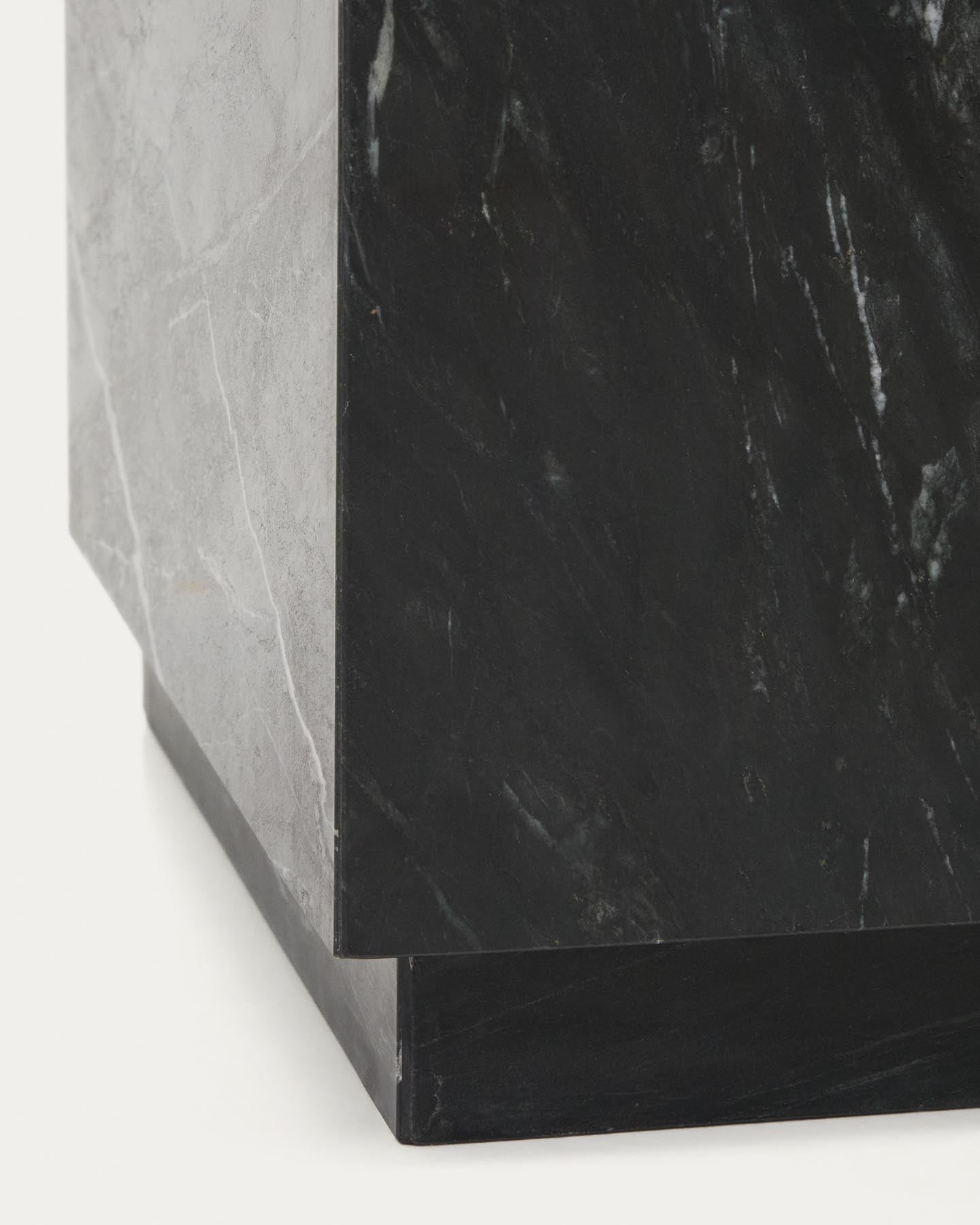 Beistelltisch Sorein aus schwarzem Marmor, 40 x 40 cm in Schwarz präsentiert im Onlineshop von KAQTU Design AG. Beistelltisch ist von Kave Home