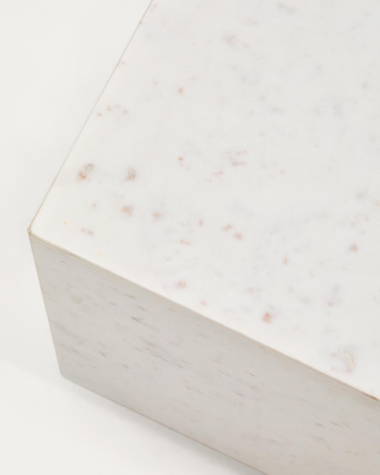 Beistelltisch Sorein aus weißem Marmor, 50 x 50 cm in Weiß präsentiert im Onlineshop von KAQTU Design AG. Beistelltisch ist von Kave Home