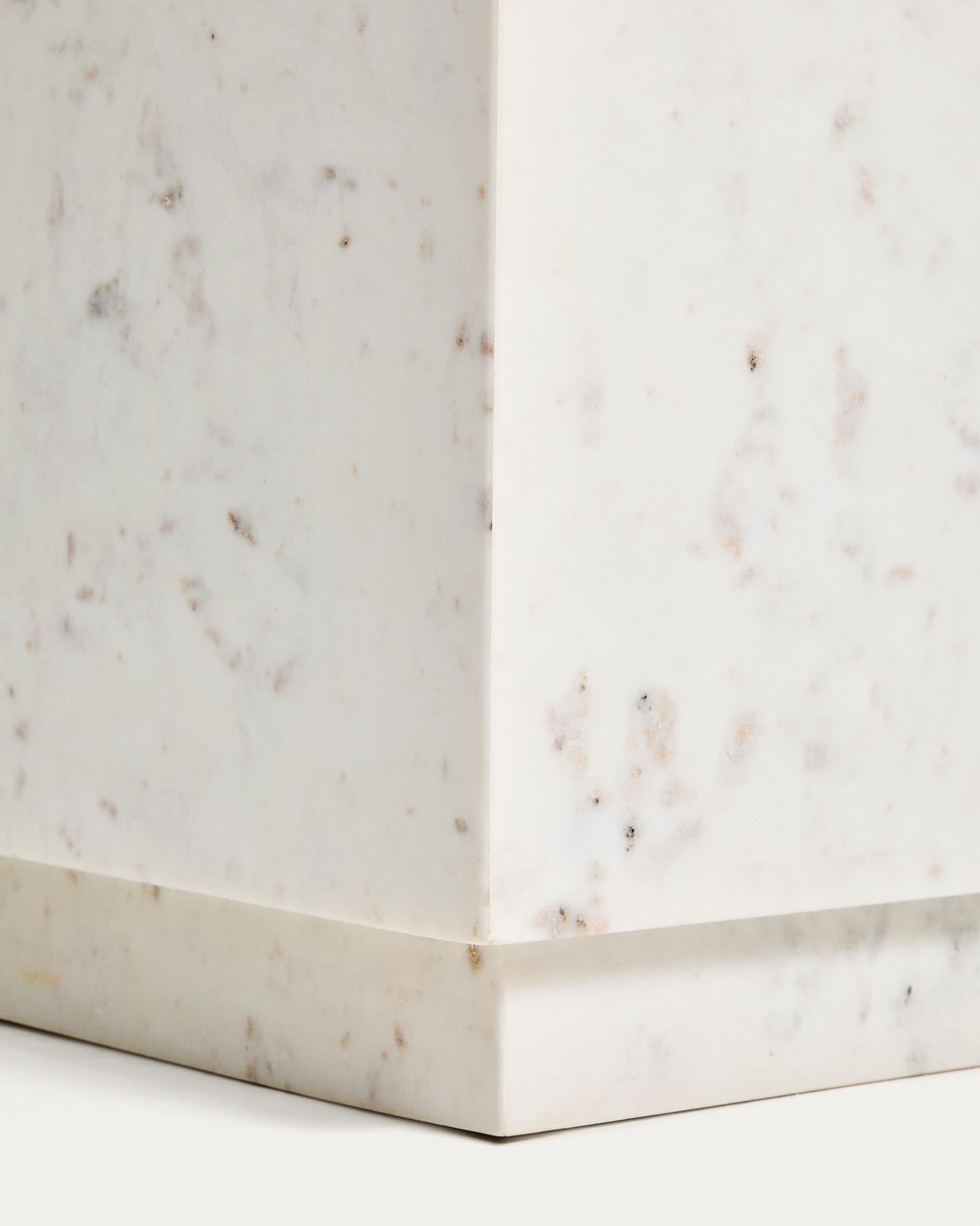 Beistelltisch Sorein aus weißem Marmor, 50 x 50 cm in Weiß präsentiert im Onlineshop von KAQTU Design AG. Beistelltisch ist von Kave Home