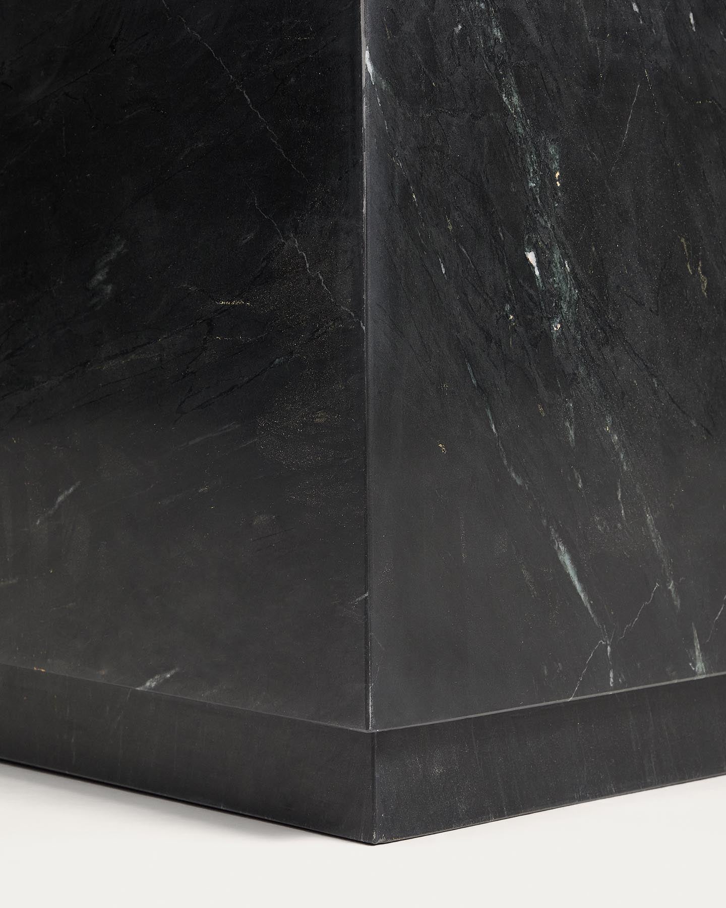 Beistelltisch Sorein aus schwarzem Marmor, 50 x 50 cm in Schwarz präsentiert im Onlineshop von KAQTU Design AG. Beistelltisch ist von Kave Home