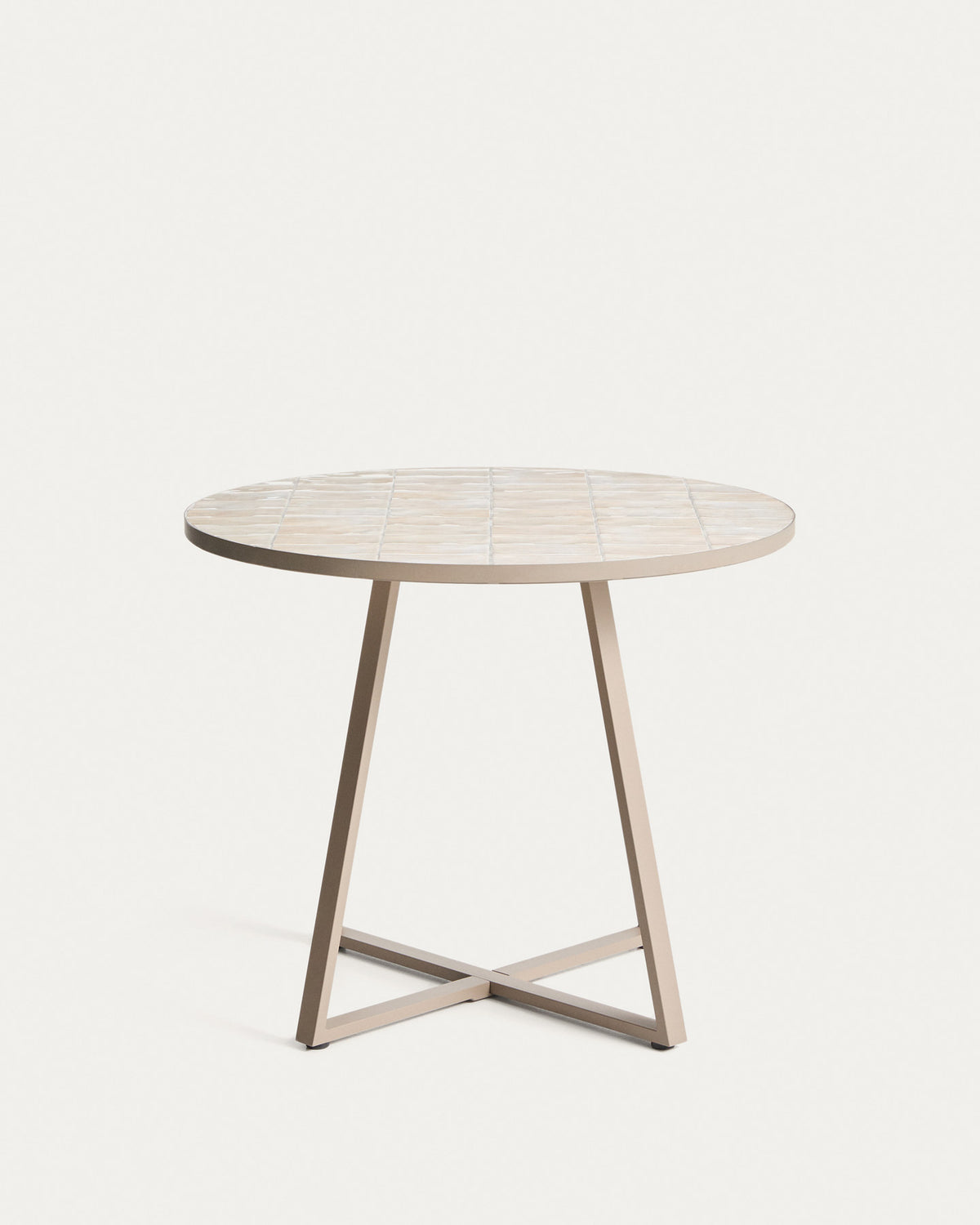 Runder Tisch Tella mit verzinktem Stahl und beigen Fliesen, Ø 90 cm in Ecru, Beige, Weiss präsentiert im Onlineshop von KAQTU Design AG. Gartentisch ist von Kave Home