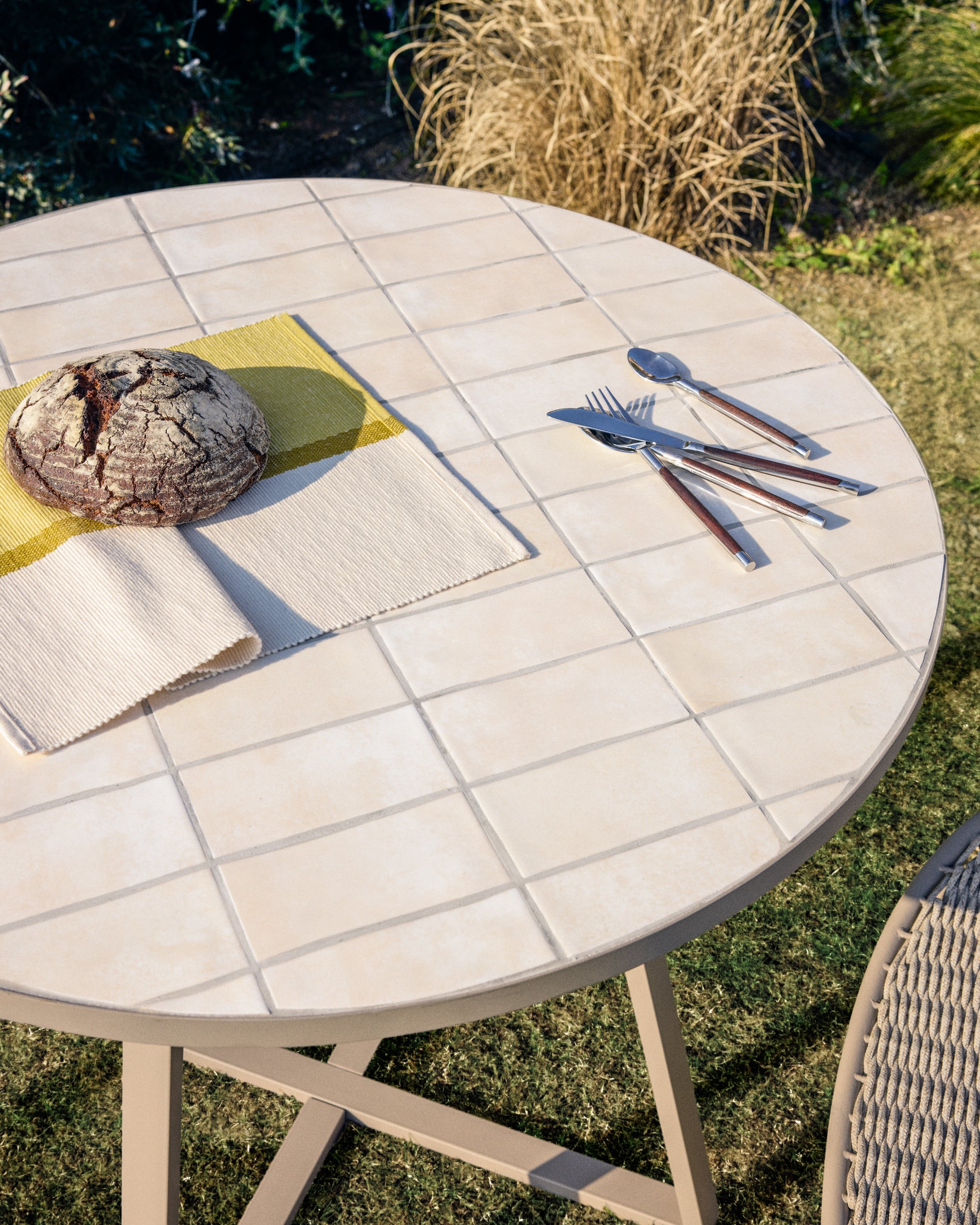 Runder Tisch Tella mit verzinktem Stahl und beigen Fliesen, Ø 90 cm in Ecru präsentiert im Onlineshop von KAQTU Design AG. Gartentisch ist von Kave Home